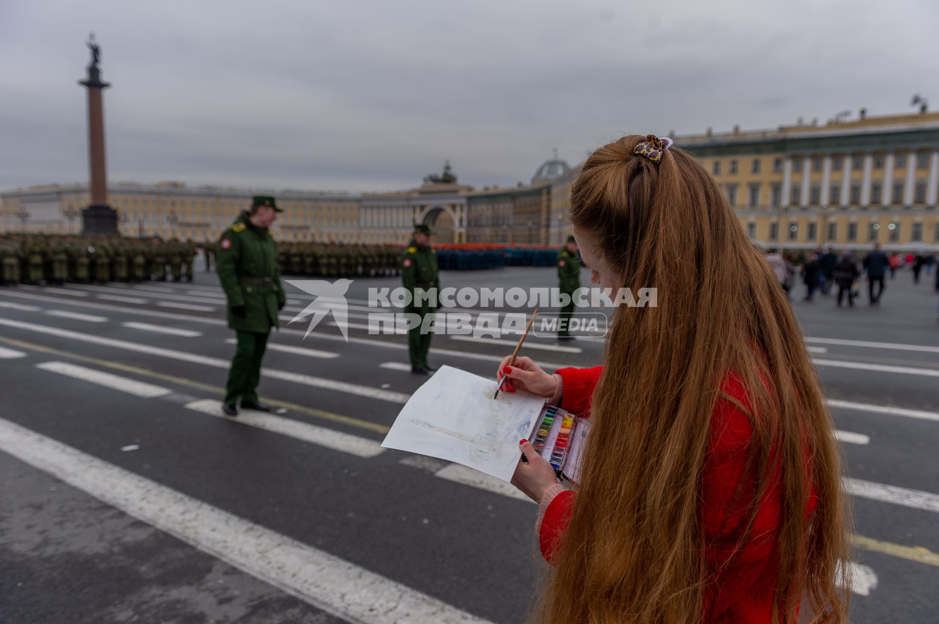Санкт-Петербург. Юная художница делает зарисовки во время репетиции  военного парада, посвященного 73-й годовщине Победы в Великой Отечественной войне, на Дворцовой площади.