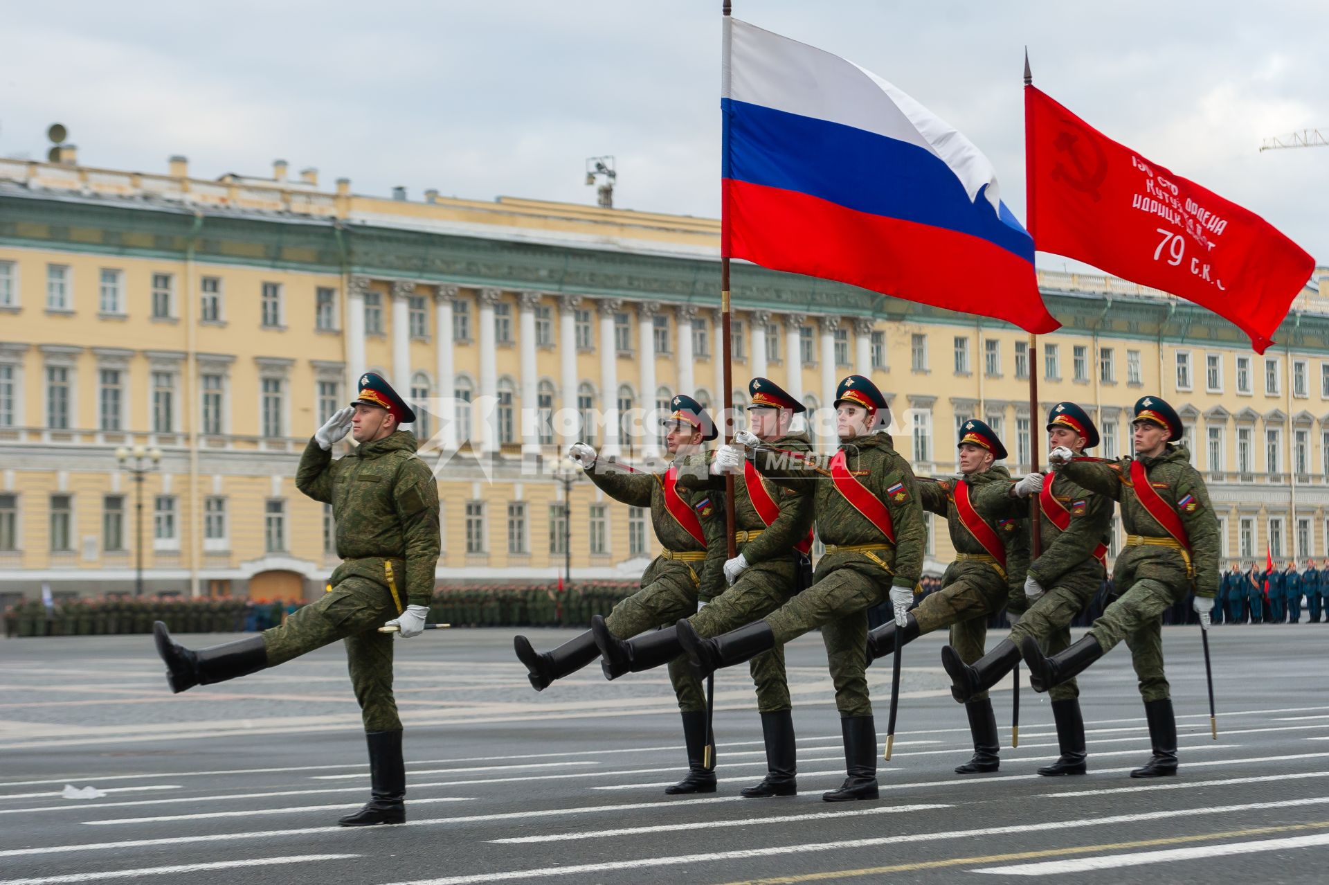 Санкт-Петербург. Парадные расчеты военнослужащих на репетиции военного парада, посвященного 73-й годовщине  Победы в Великой Отечественной войне, на Дворцовой площади.