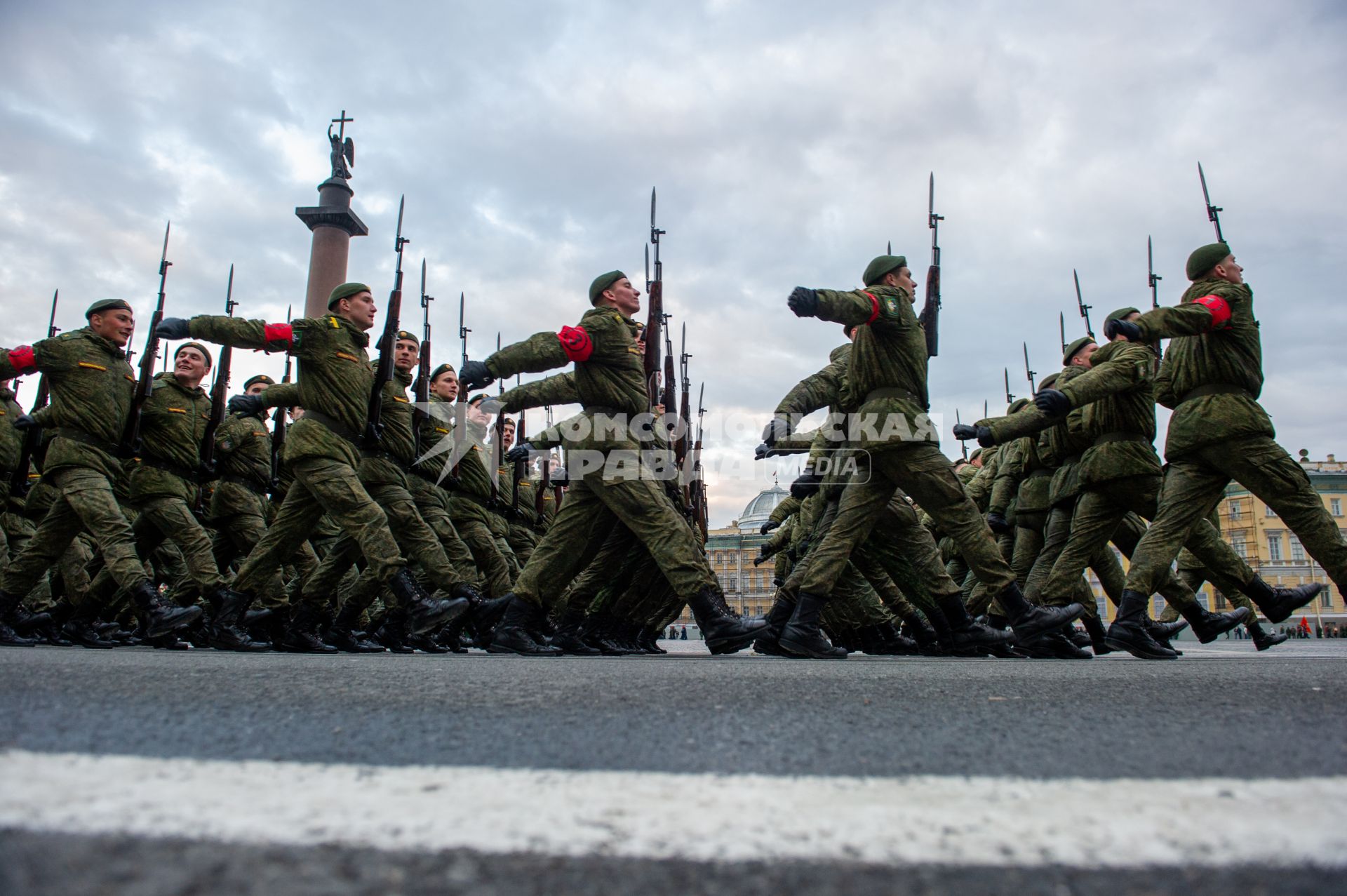 Санкт-Петербург. Парадные расчеты военнослужащих на репетиции военного парада, посвященного 73-й годовщине  Победы в Великой Отечественной войне, на Дворцовой площади.