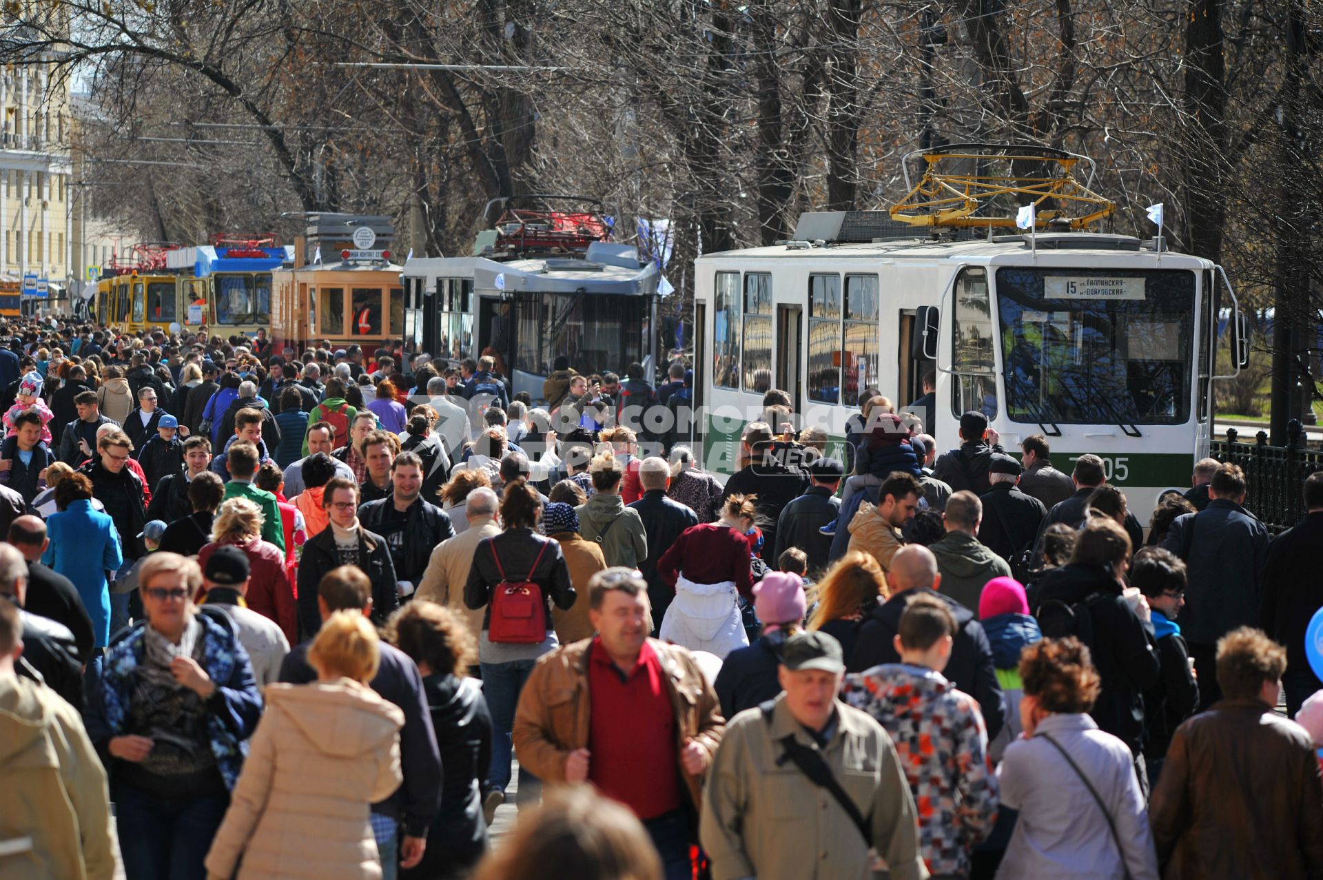 Москва.  Зрители во время парада  ретро трамваев, посвященный 119-летию трамвайного движения в городе.