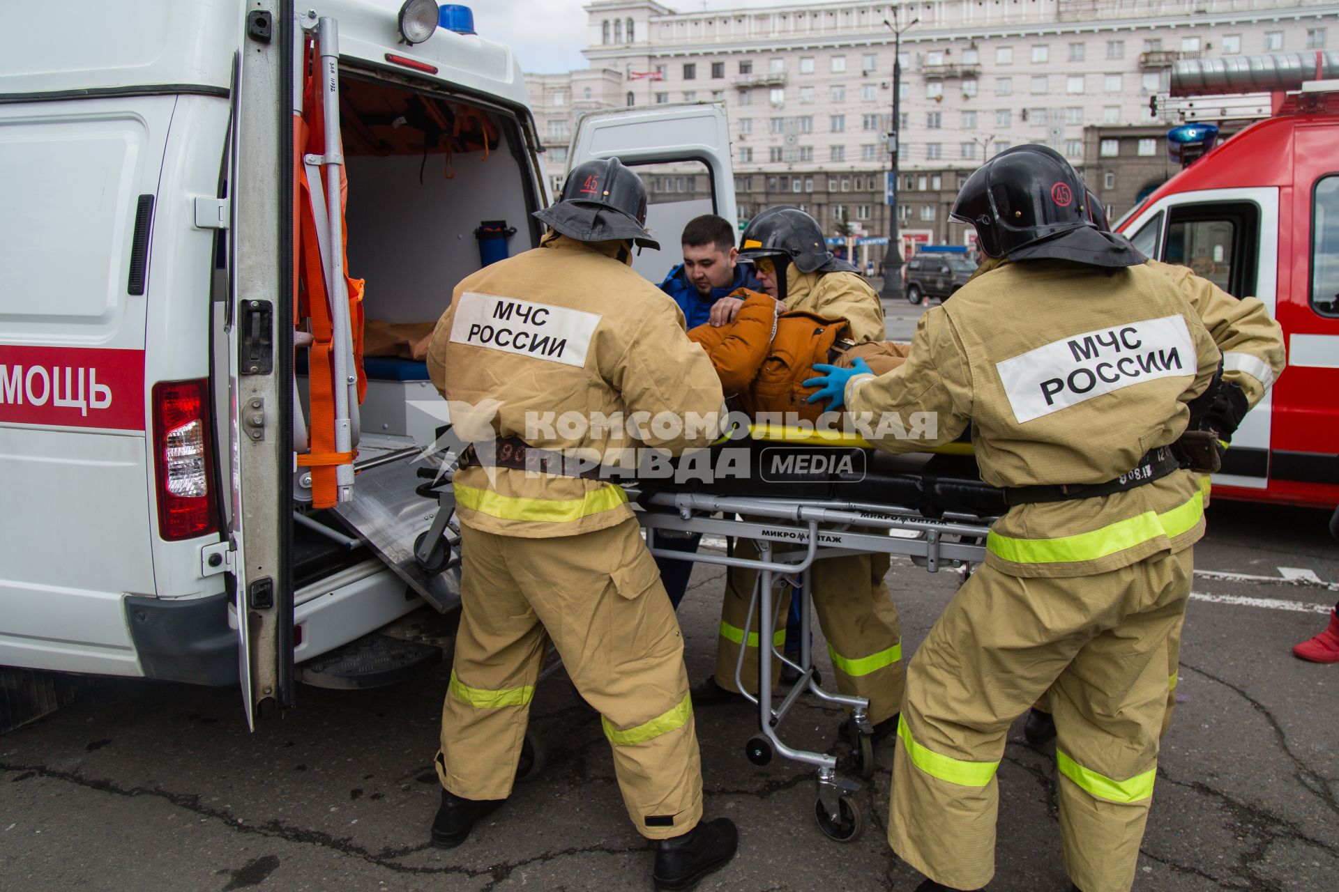 Челябинск. Участники соревнований по пожарно-спасательному кроссфиту.