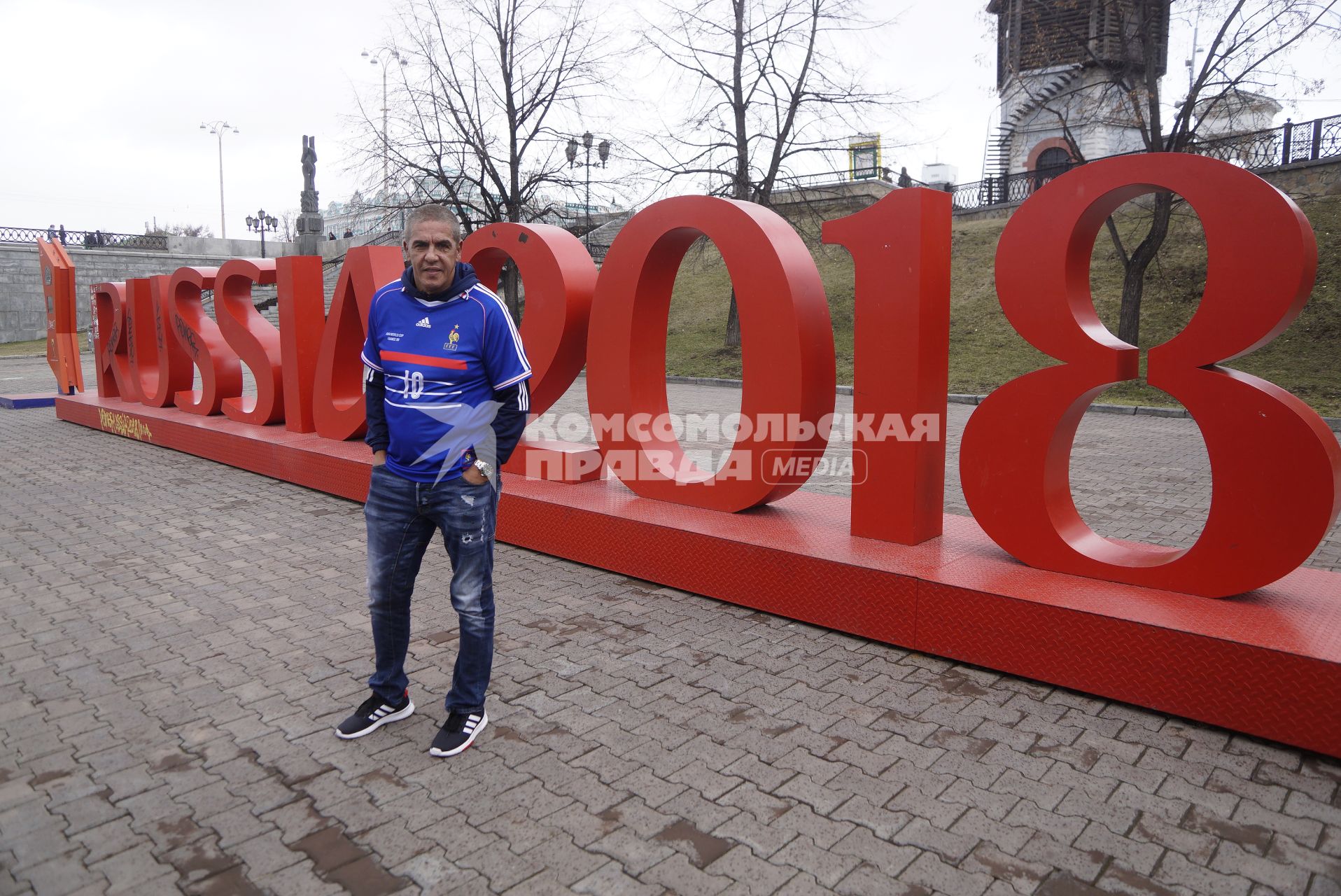 Екатеринбург. Французский актер Сами Насери у инсталляции \'Russia 2018\'.  Открытие парка футбола ЧМ2018