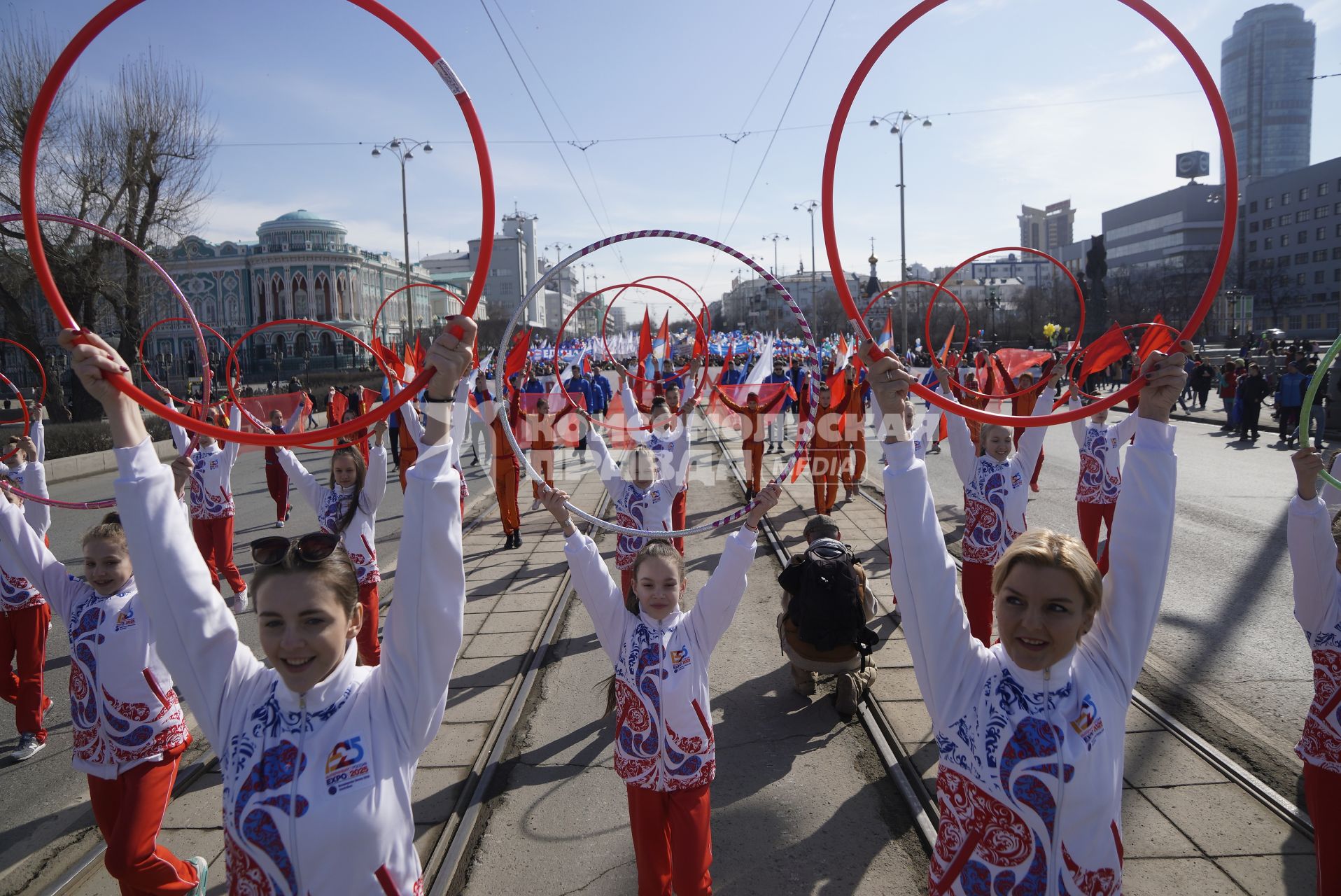 Екатеринбург. Девушки-гимнастки во время первомайской демонстрации