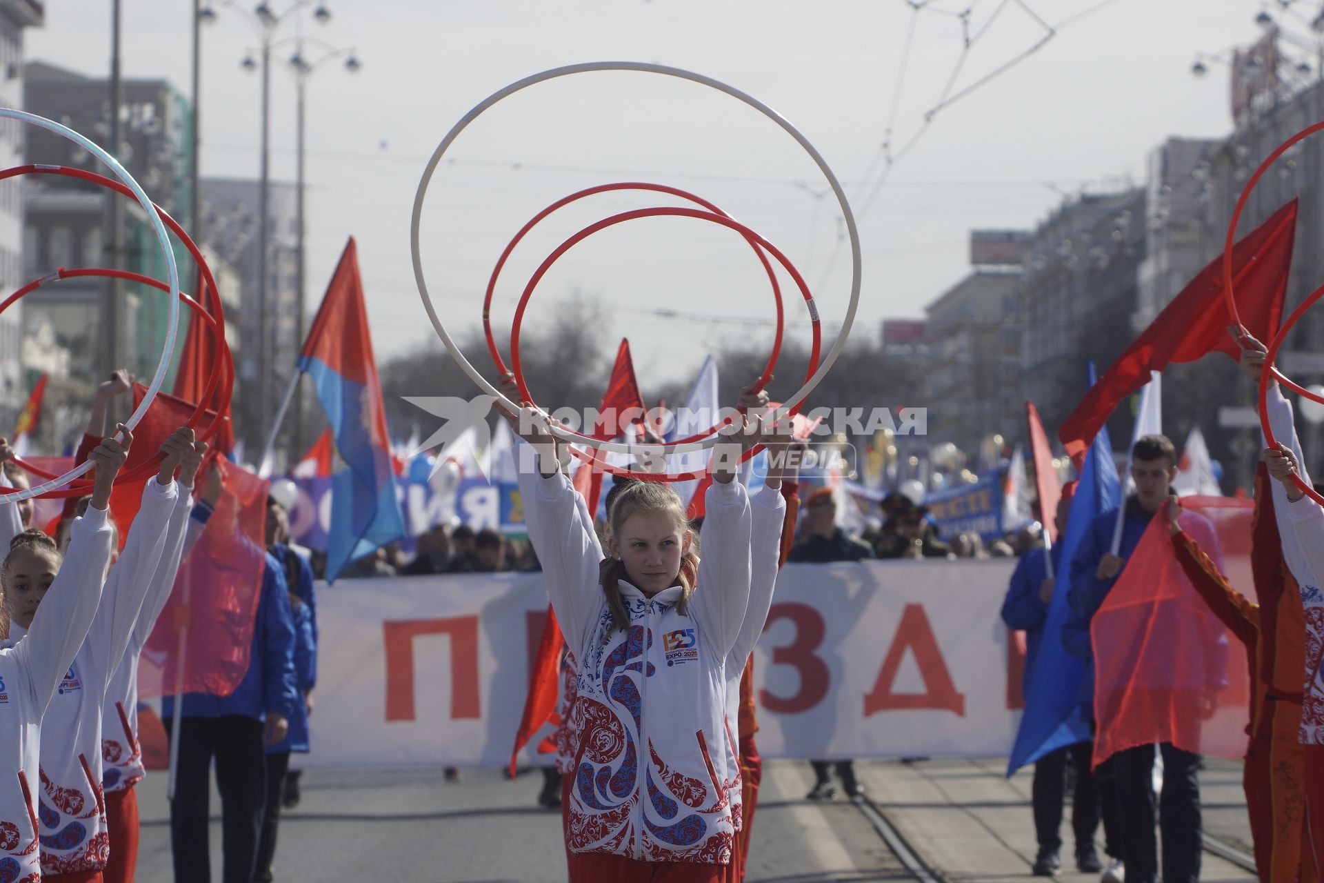 Екатеринбург. Девушки-гимнастки во время первомайской демонстрации