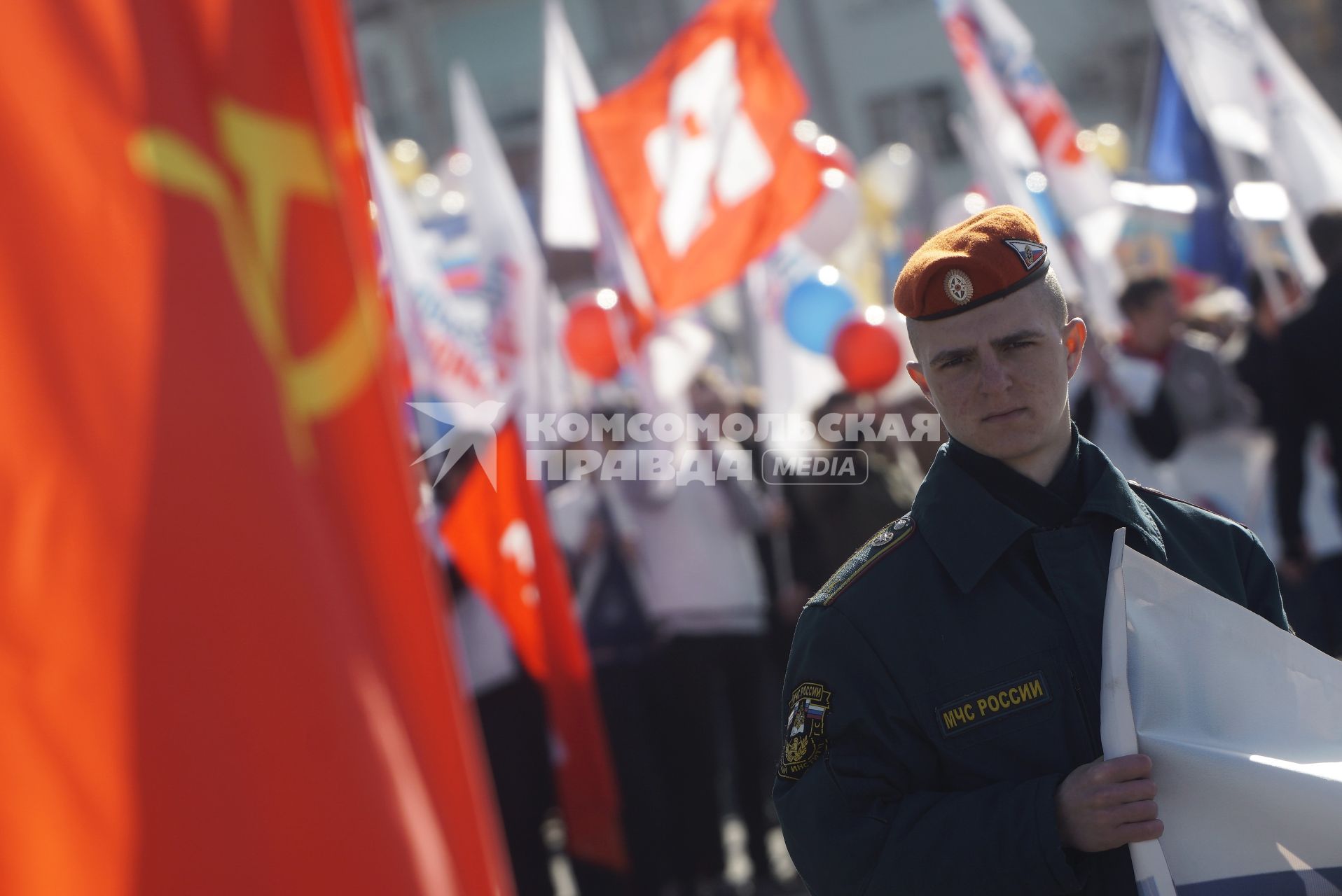 Екатеринбург. Курсант института МЧС перед началом первомайской демонстрации