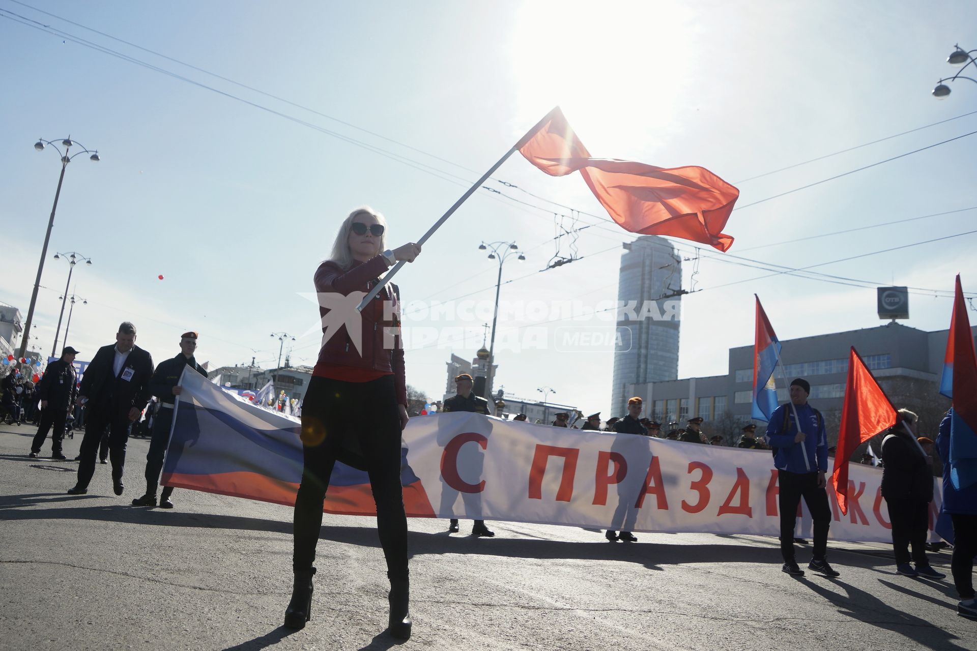 Екатеринбург. Девушка с флагом СССР перед началом первомайской демонстрации