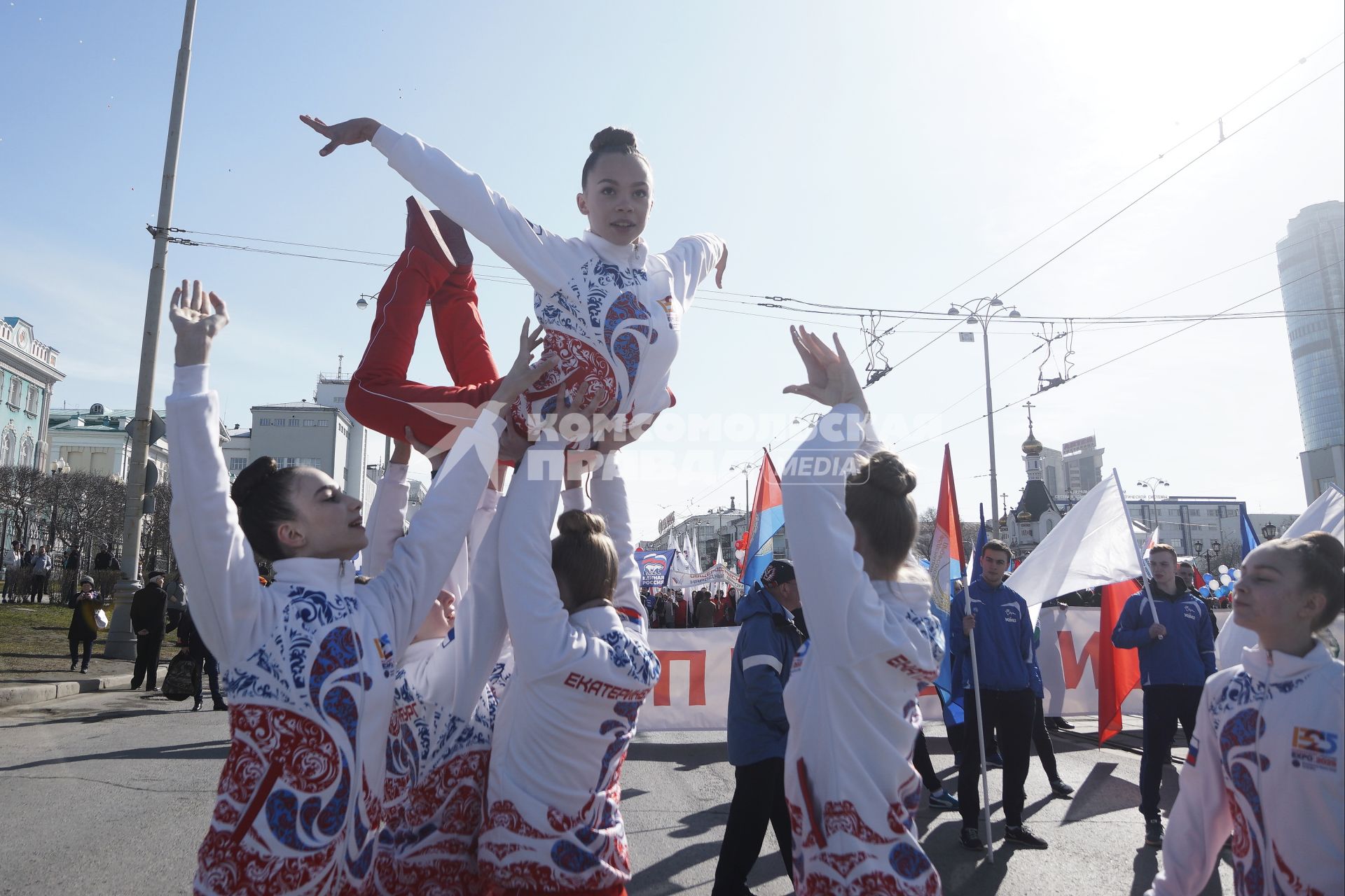 Екатеринбург. Девушки-гимнастки разминаются перед началом первомайской демонстрации