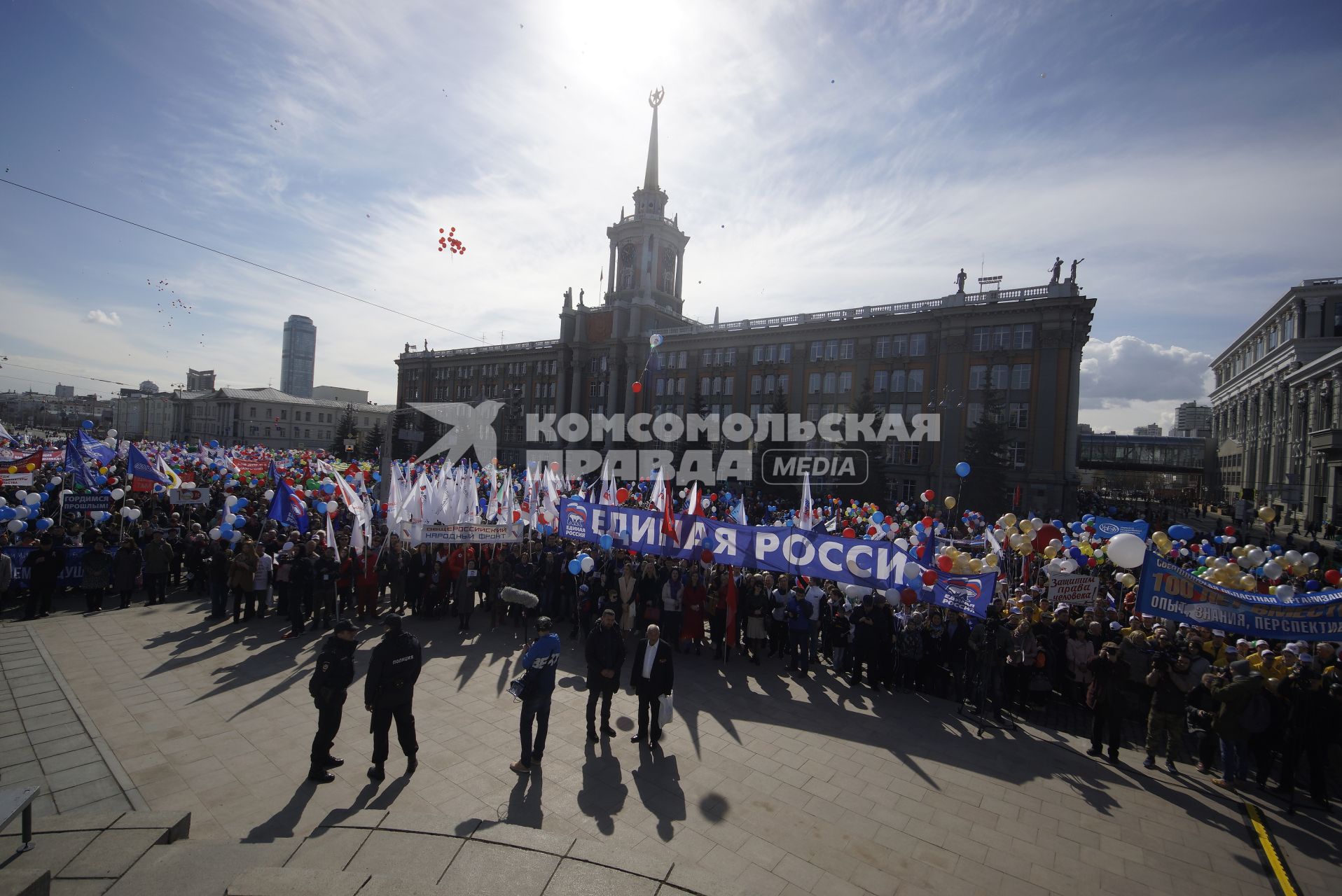 Екатеринбург. Участники шествия первомайской демонстрации на площади 1905г перед зданием администрации города