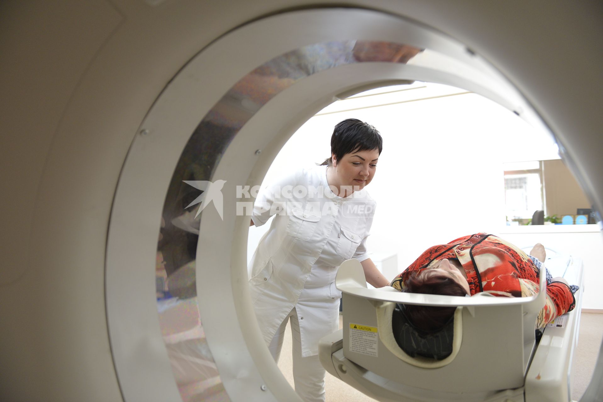 Тула.  Пациентка во время рентгеновской компьютерной томографии  в одной из больниц города.