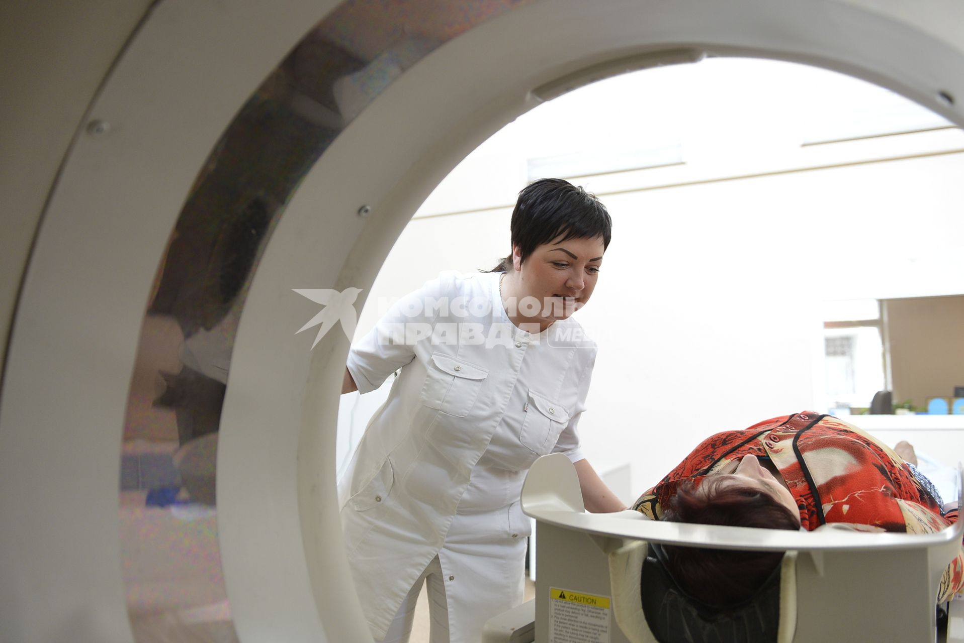 Тула.  Пациентка во время рентгеновской компьютерной томографии  в одной из больниц города.