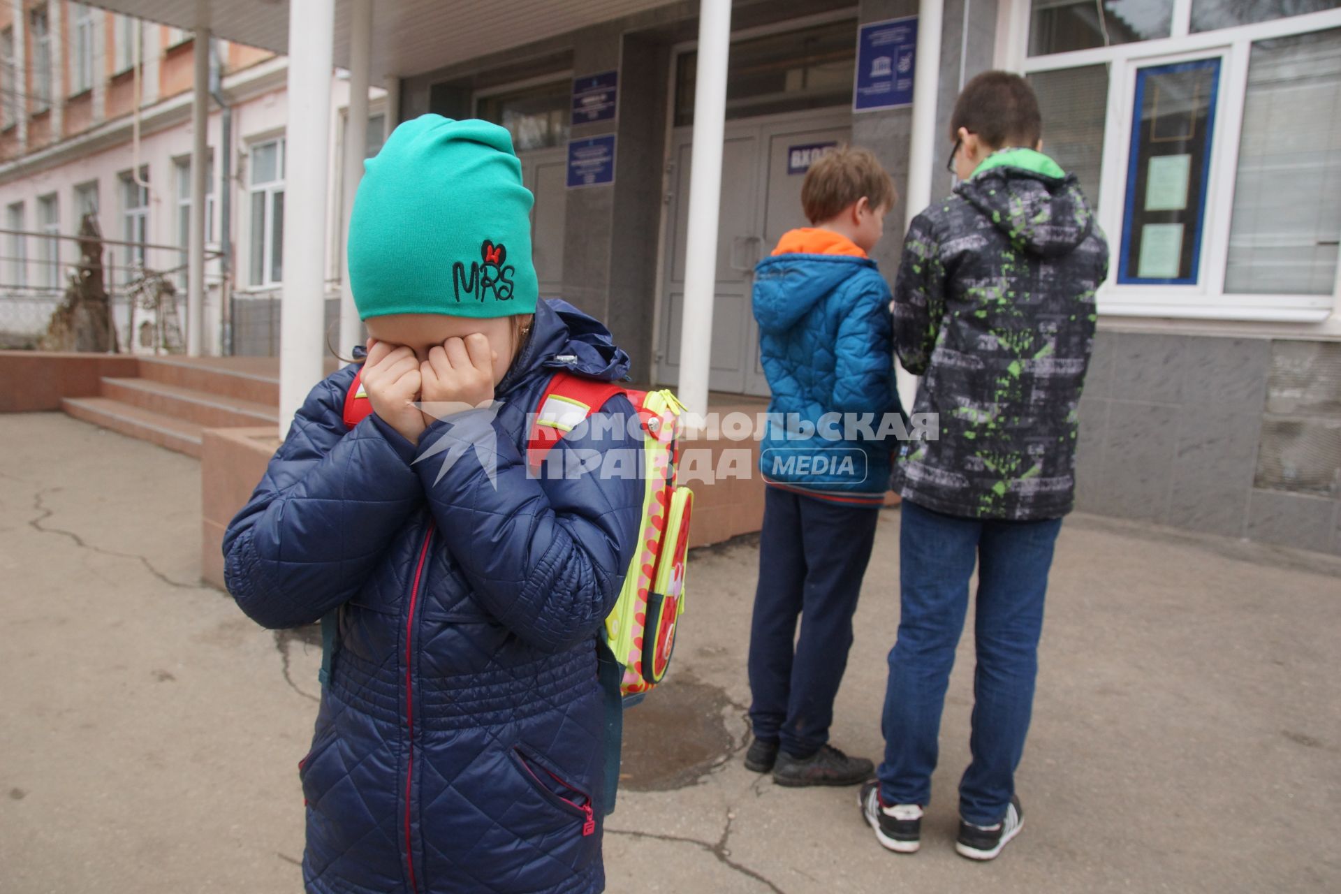 Самара. Девочка плачет у школы.