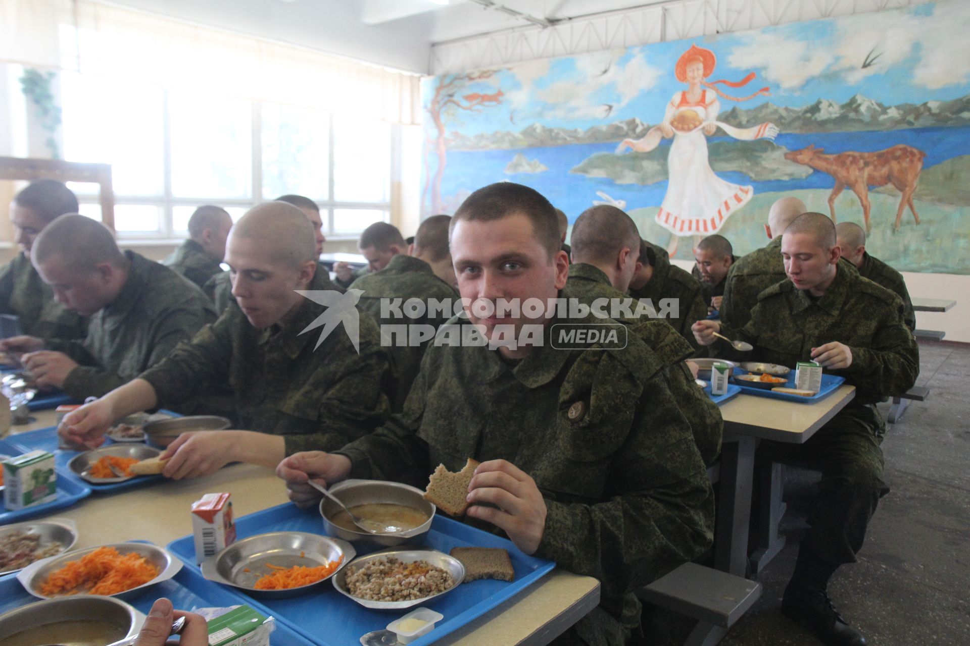 Иркутск.  Призывники обедают в кафе городского сборного пункта Военного комиссариата.