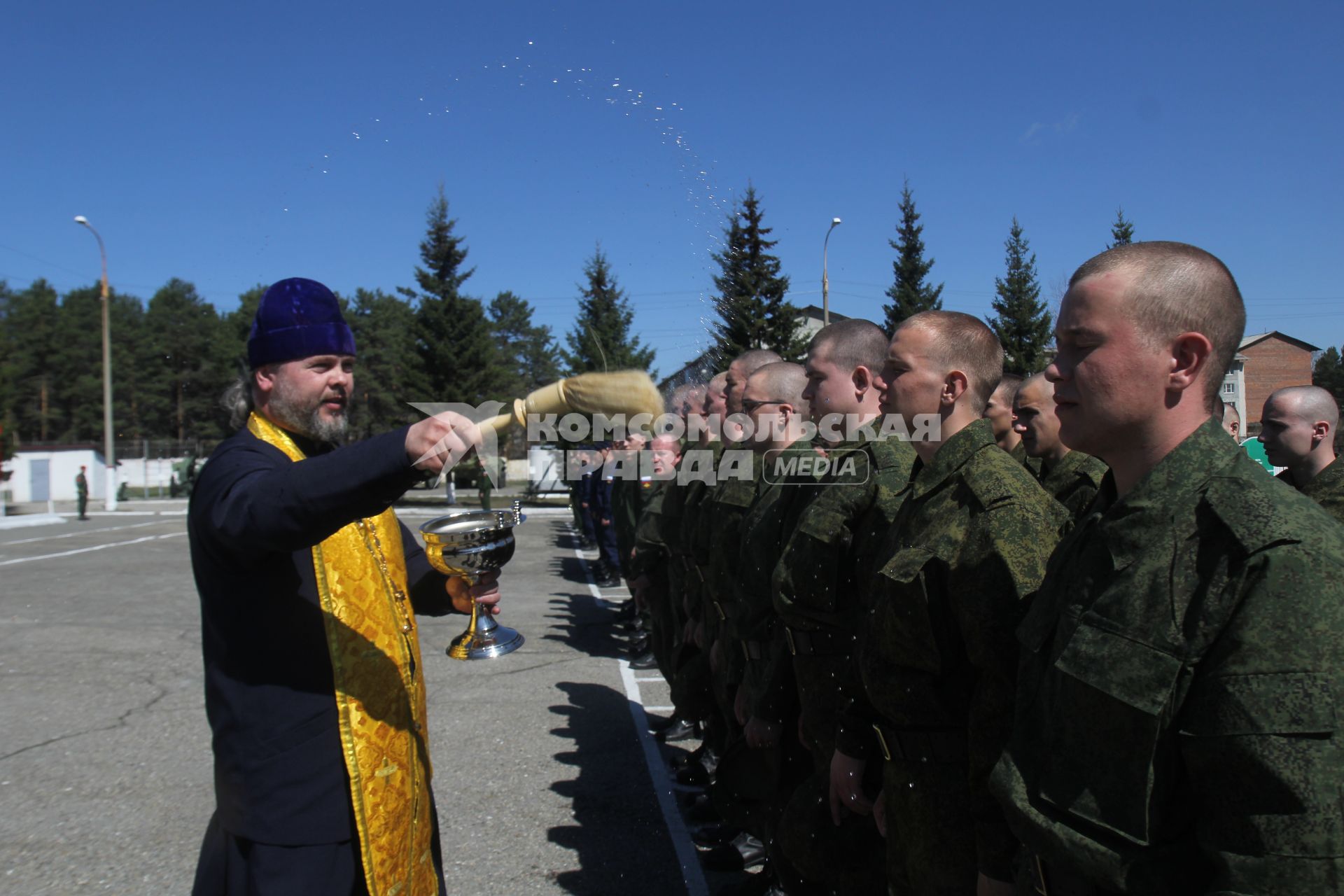 Иркутск. Священник окрапляет святой водой строй призывников в городском сборном пункте перед отправкой на место службы.