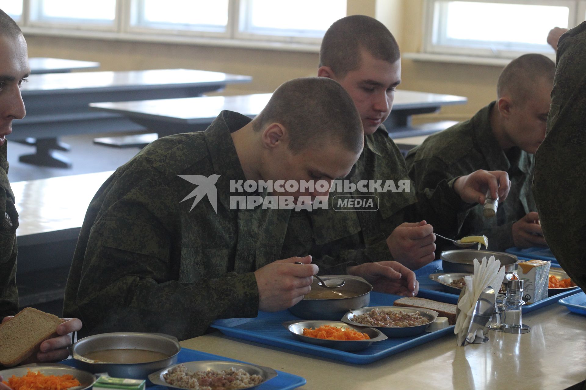 Иркутск.  Призывники обедают в кафе городского сборного пункта Военного комиссариата.