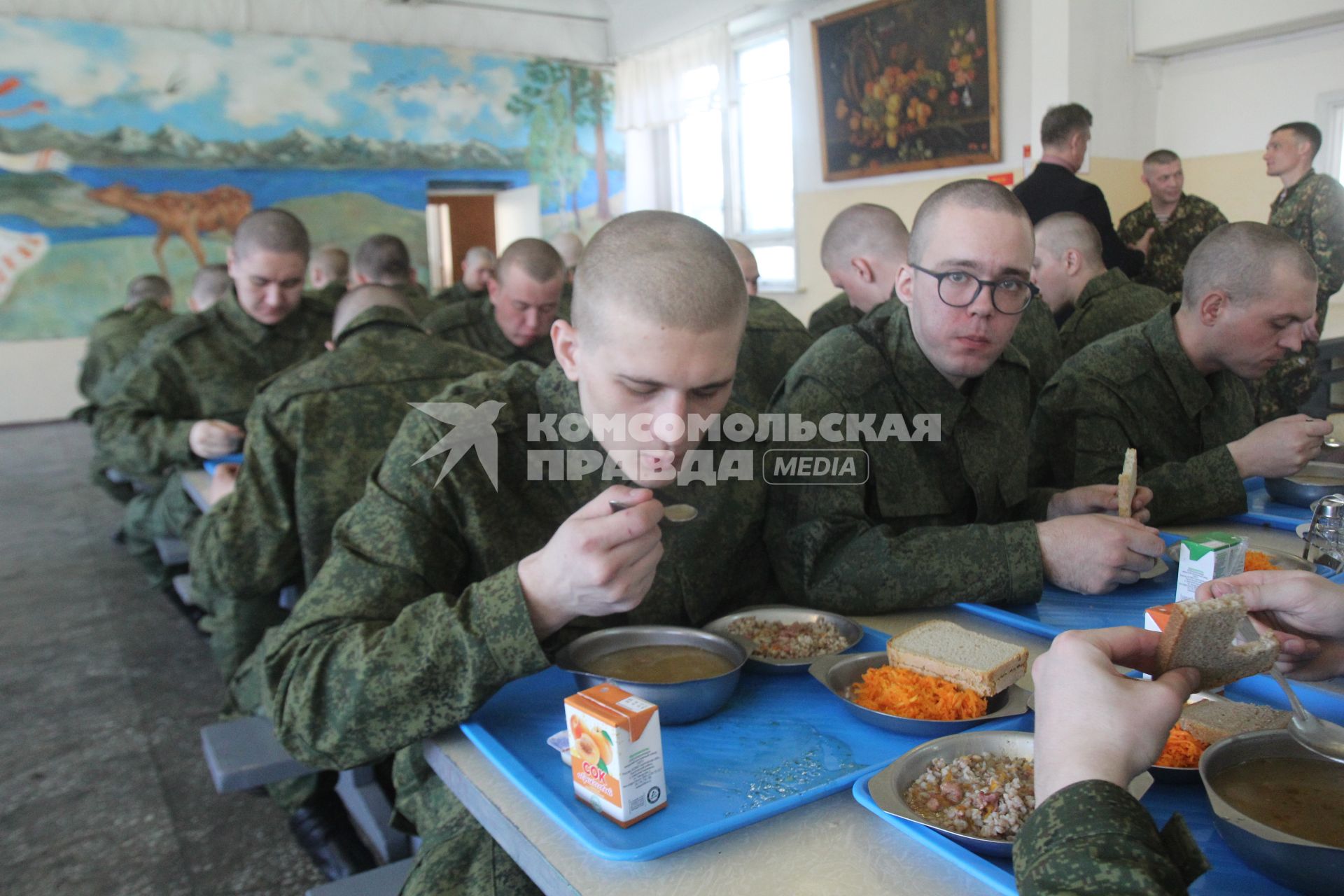 Иркутск.  Призывники обедают в кафе городского сборного пункта Военного комиссариата.