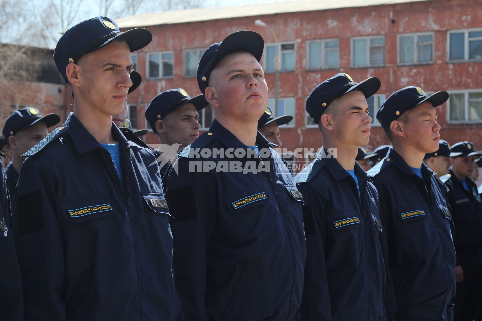 Иркутск.  Призывники на территории городского сборного пункта.