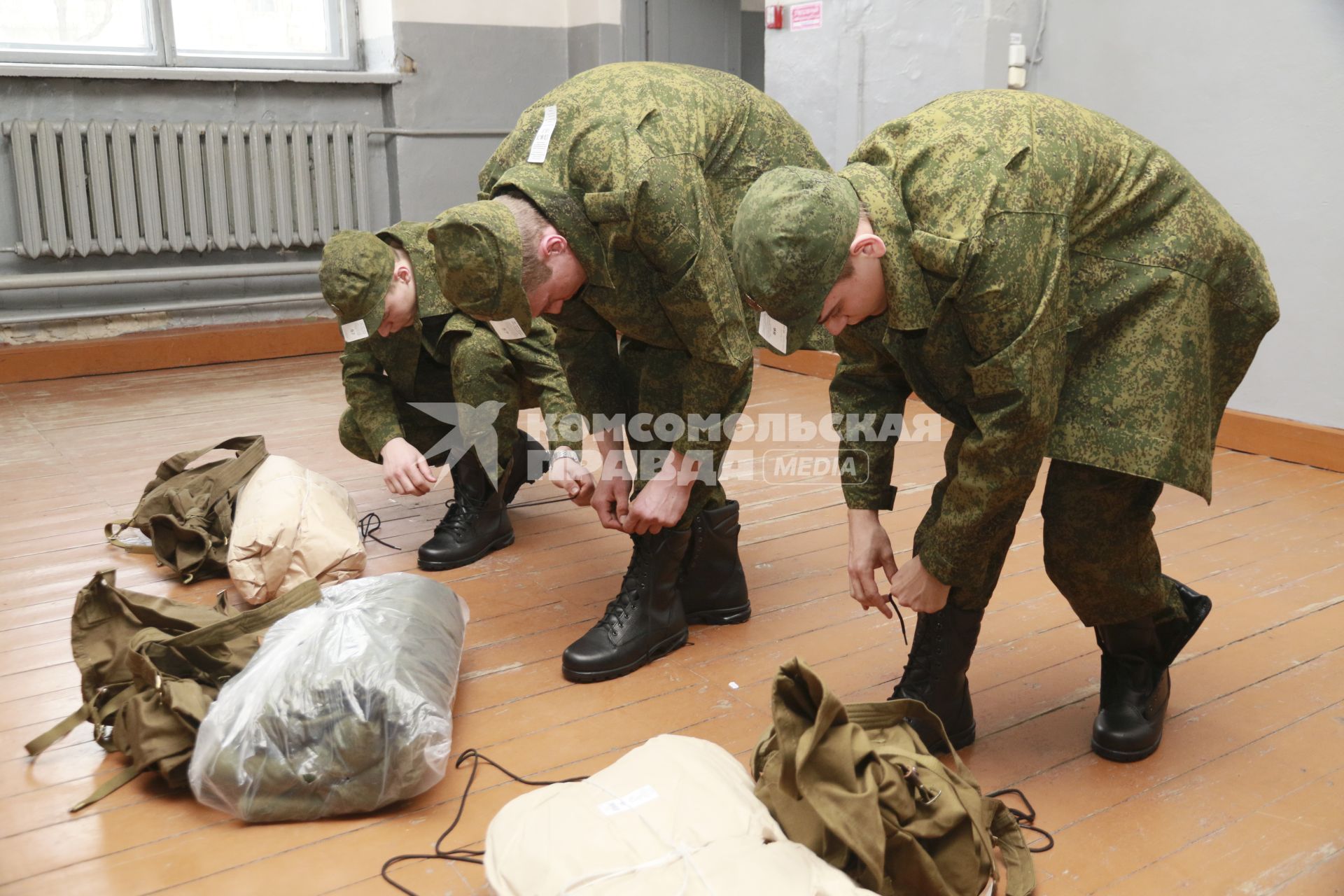 Барнаул.  Призывники  во время получения обмундирования на городском сборном пункте перед отправкой на место службы.