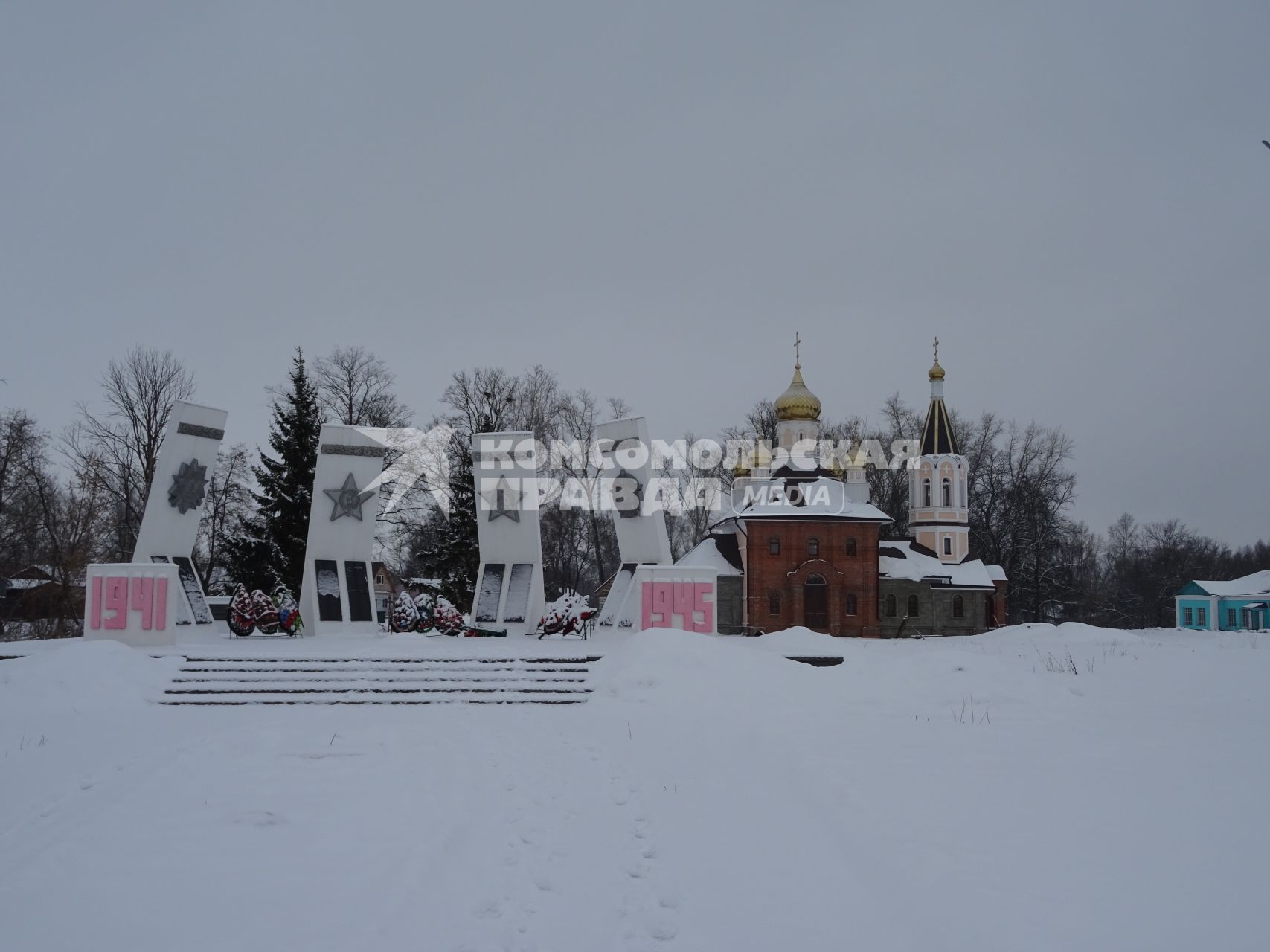 Село Глазок. Востановленная церковь и мемориал односельчанам, павшим  во время Великой Отечественной войны.