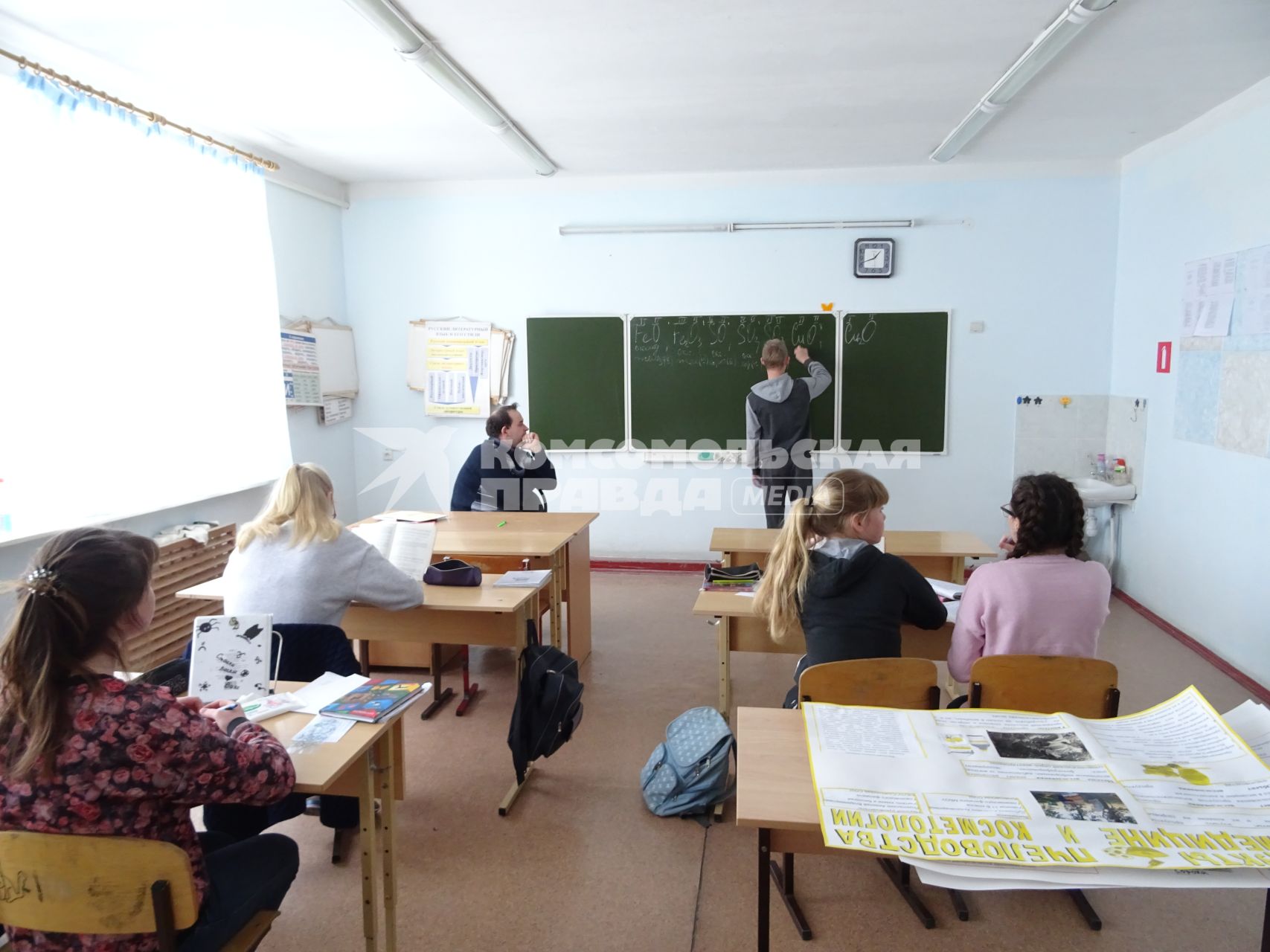 Село Глазок. Ученики на уроке в классе церковно-приходской школы.