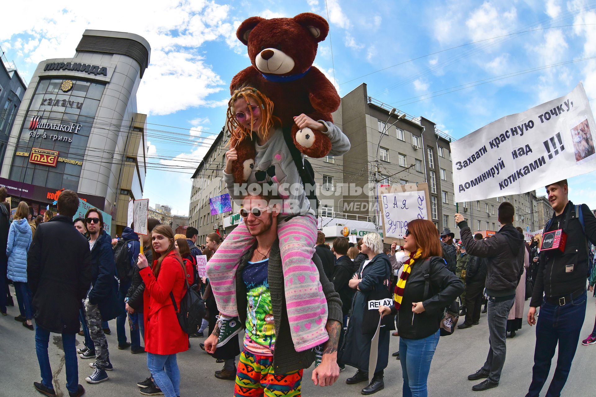 Новосибирск.  Участники первомайской `Монстрации` на Красном проспекте.