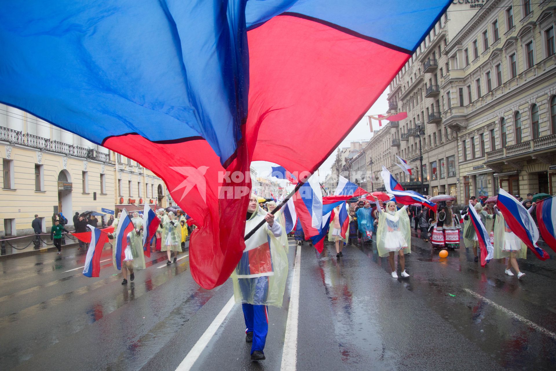 Санкт-Петербург. Демонстранты с российскими флагами на  Первомайской демонстрации .