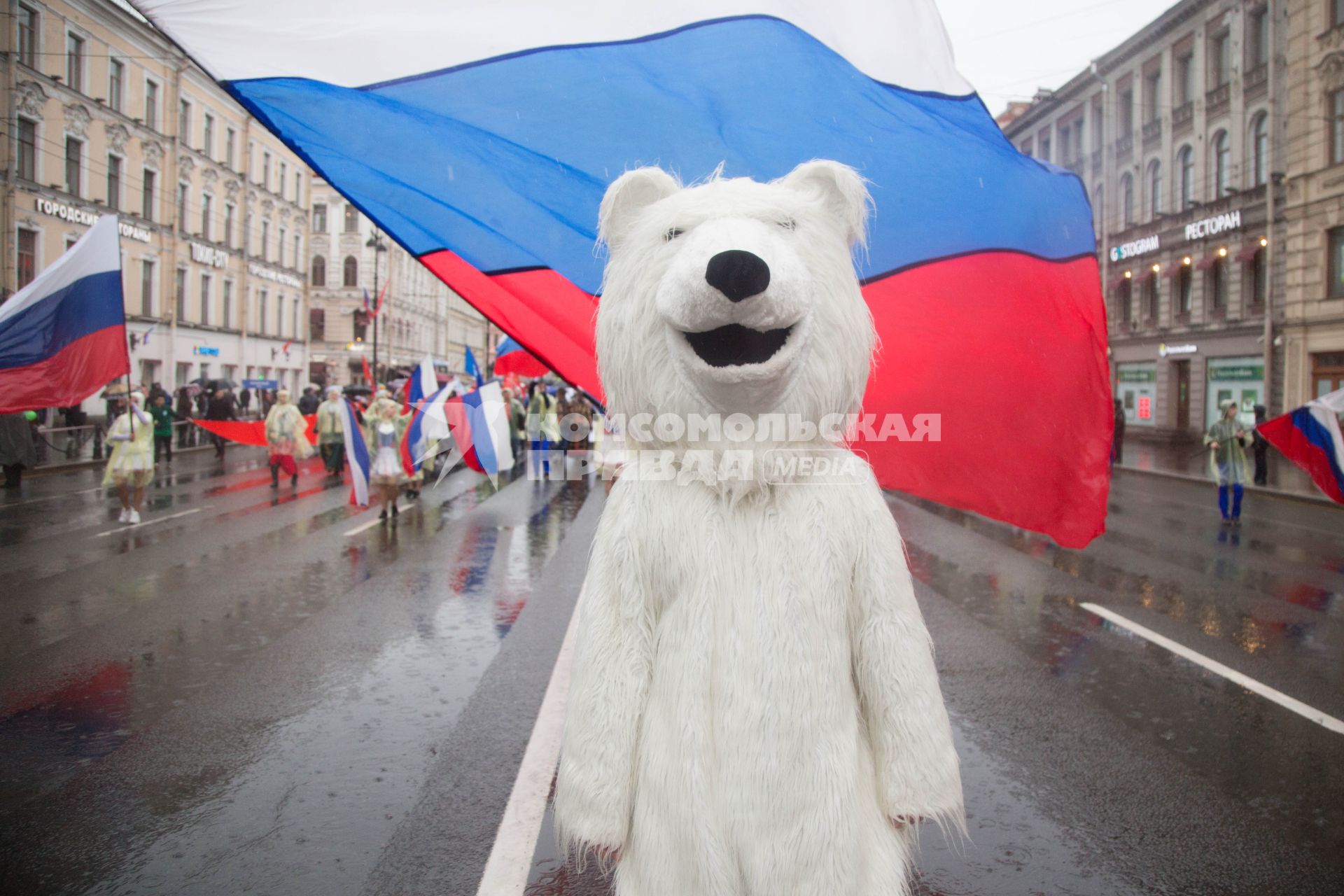 Санкт-Петербург. Ростовая кукла белого медведя на  Первомайской демонстрации .