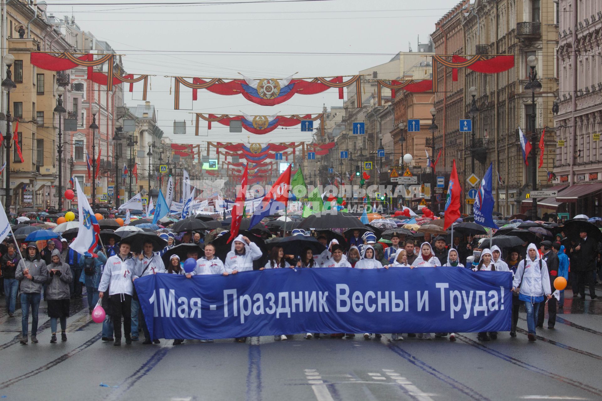 Санкт-Петербург. Колонны трудящихся на Первомайской демонстрации.