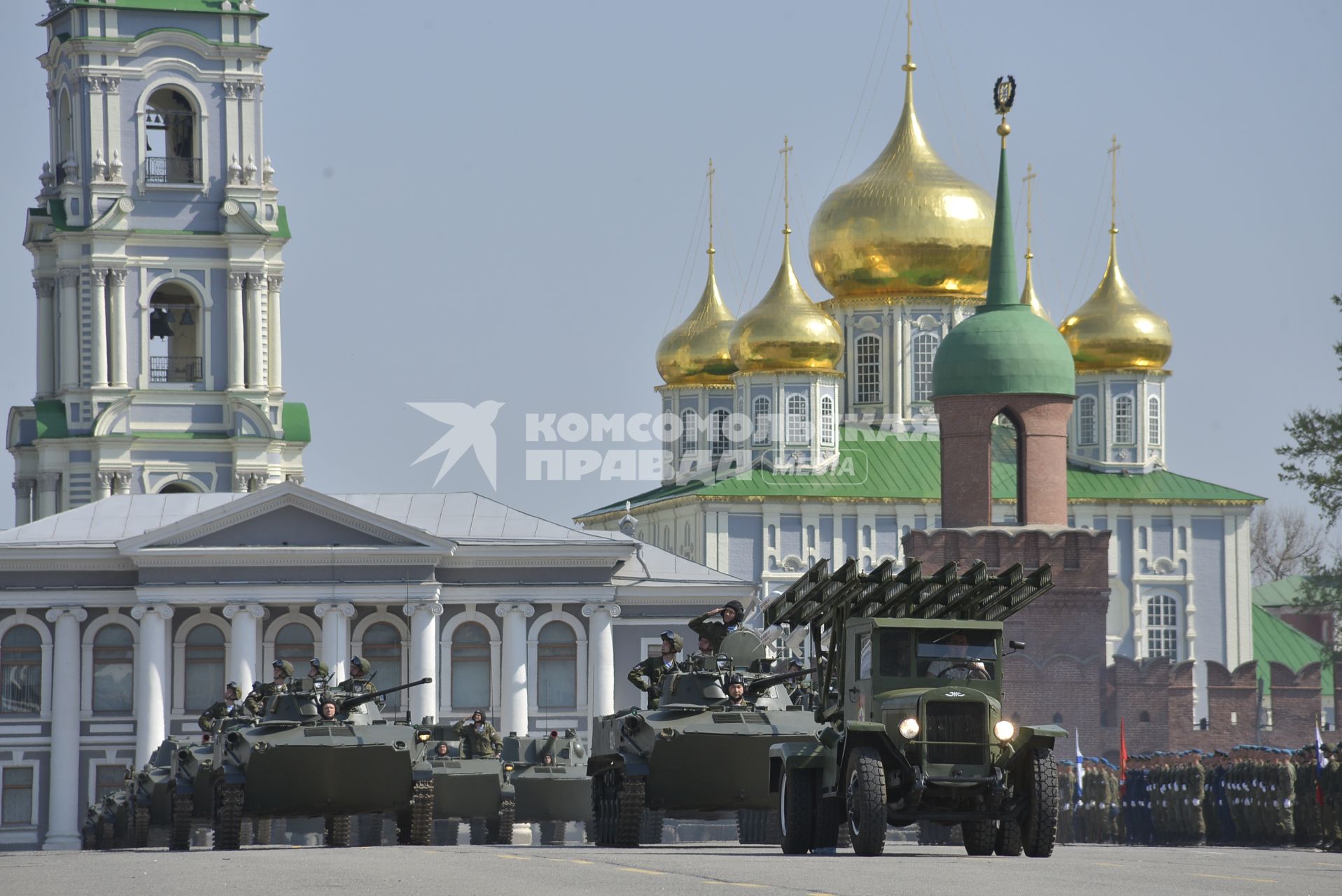 Тула. Военная техника  на главной площади города во время  репетиции военного парада, посвященного 73-й годовщине Победы в Великой Отечественной войне.