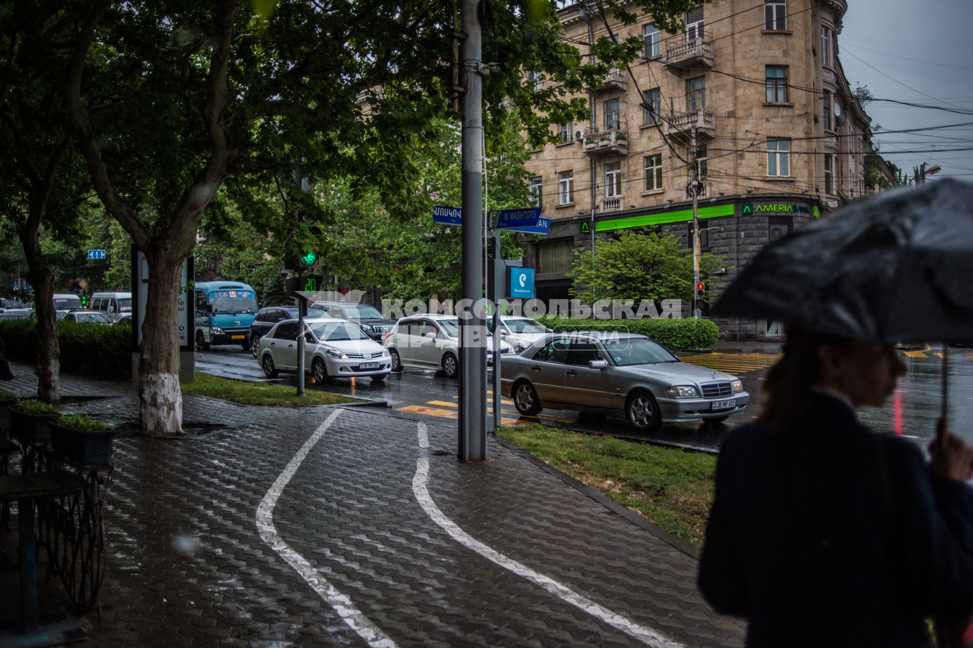 Ереван. Машины на пешеходном переходе.