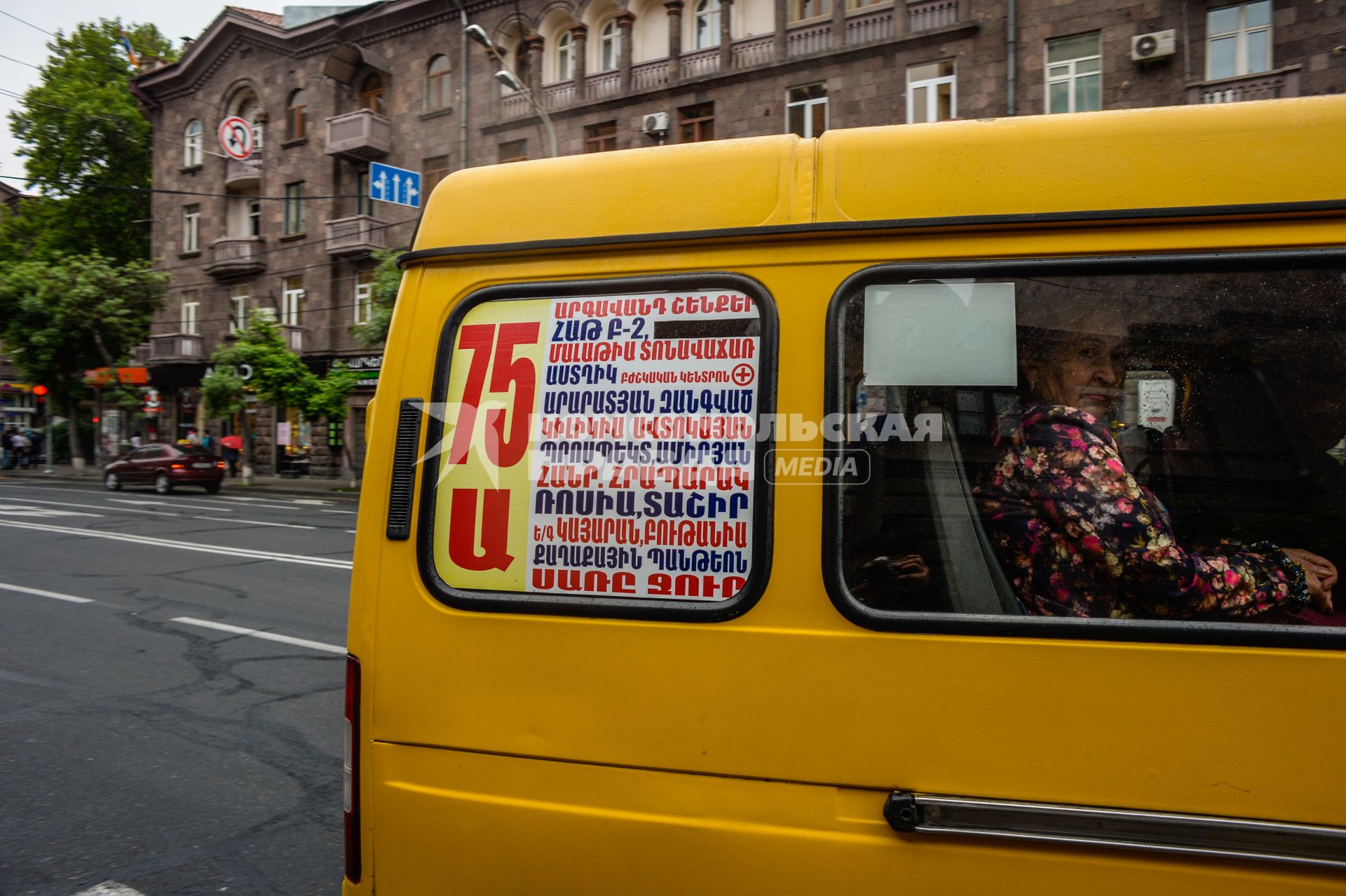 Ереван. Пассажиры в маршрутном такси.