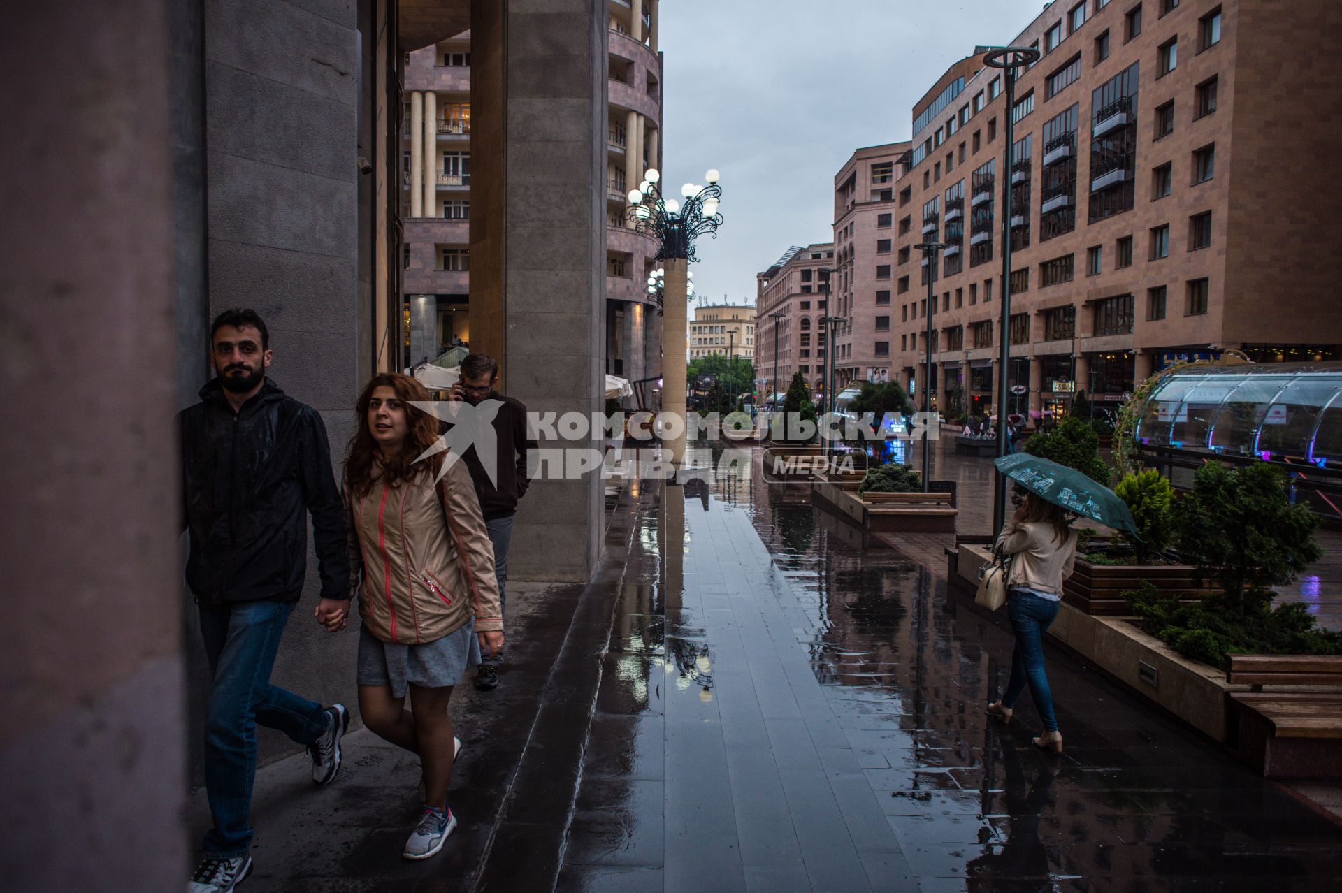 Ереван. Пешеходы на улицах города.