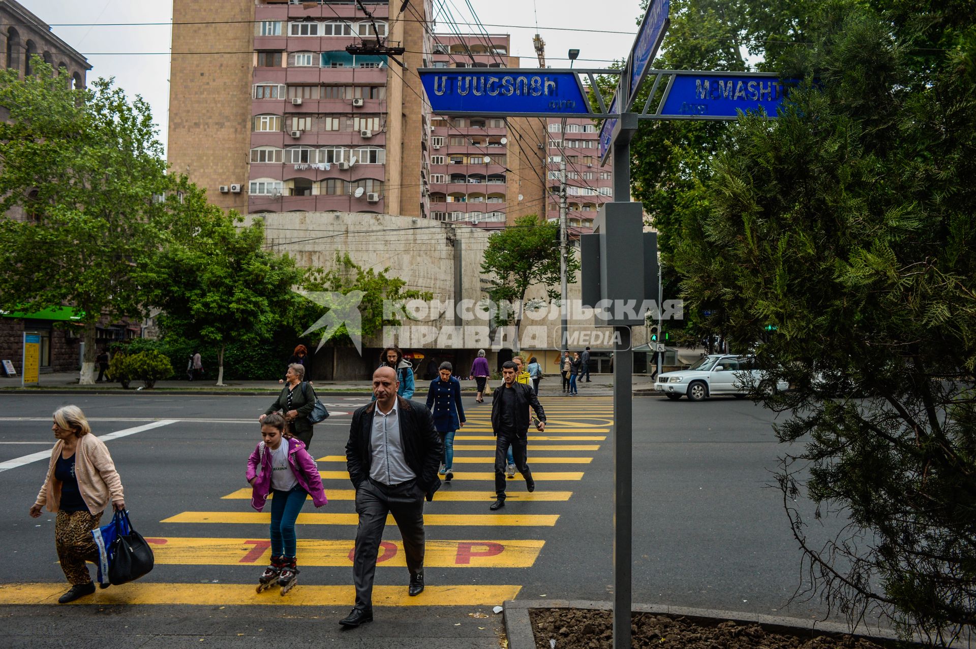 Ереван. Прохожие на улицах города.
