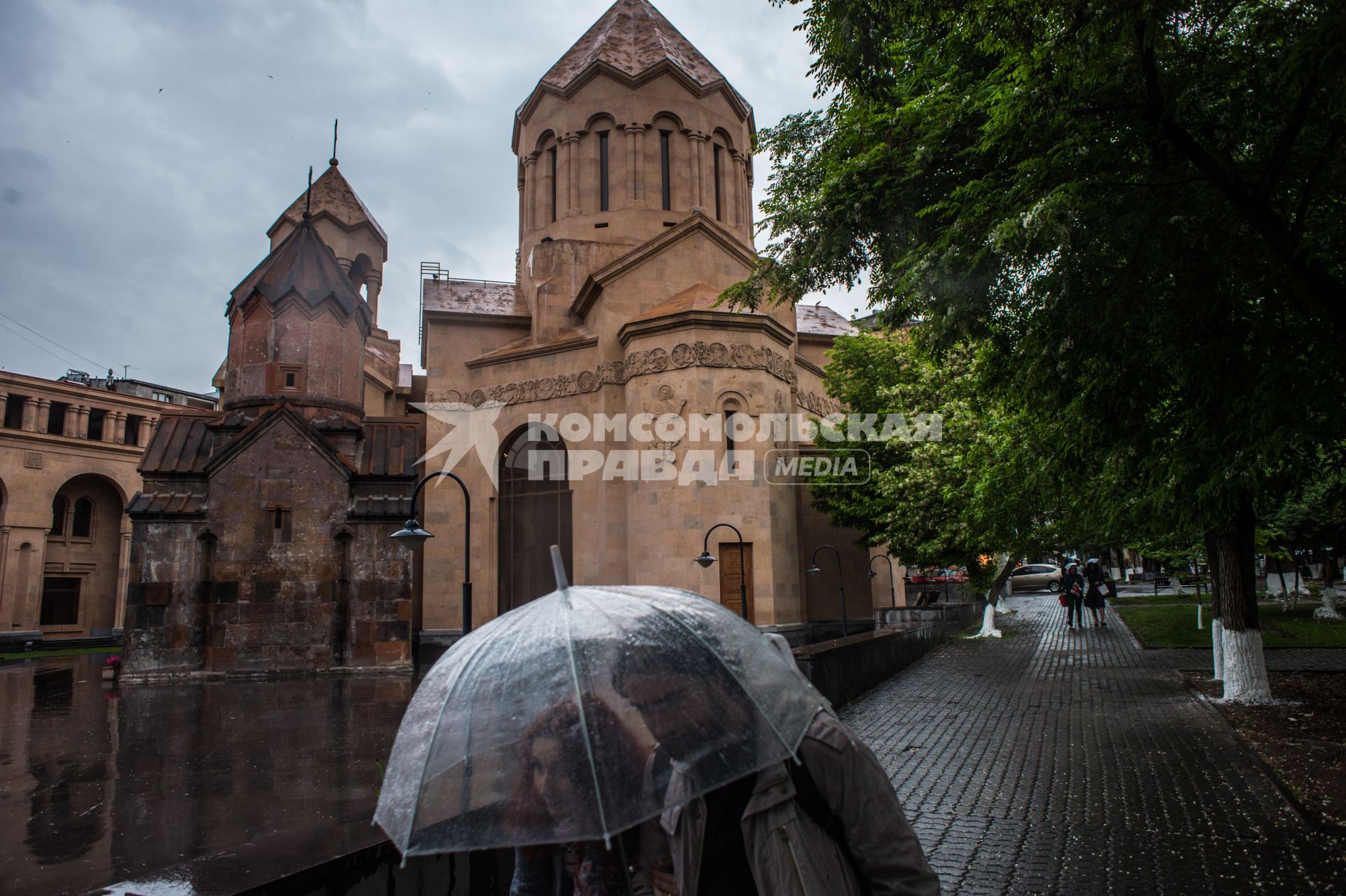 Ереван. Прохожие под дождем у собора Святого Григория Просветителя.