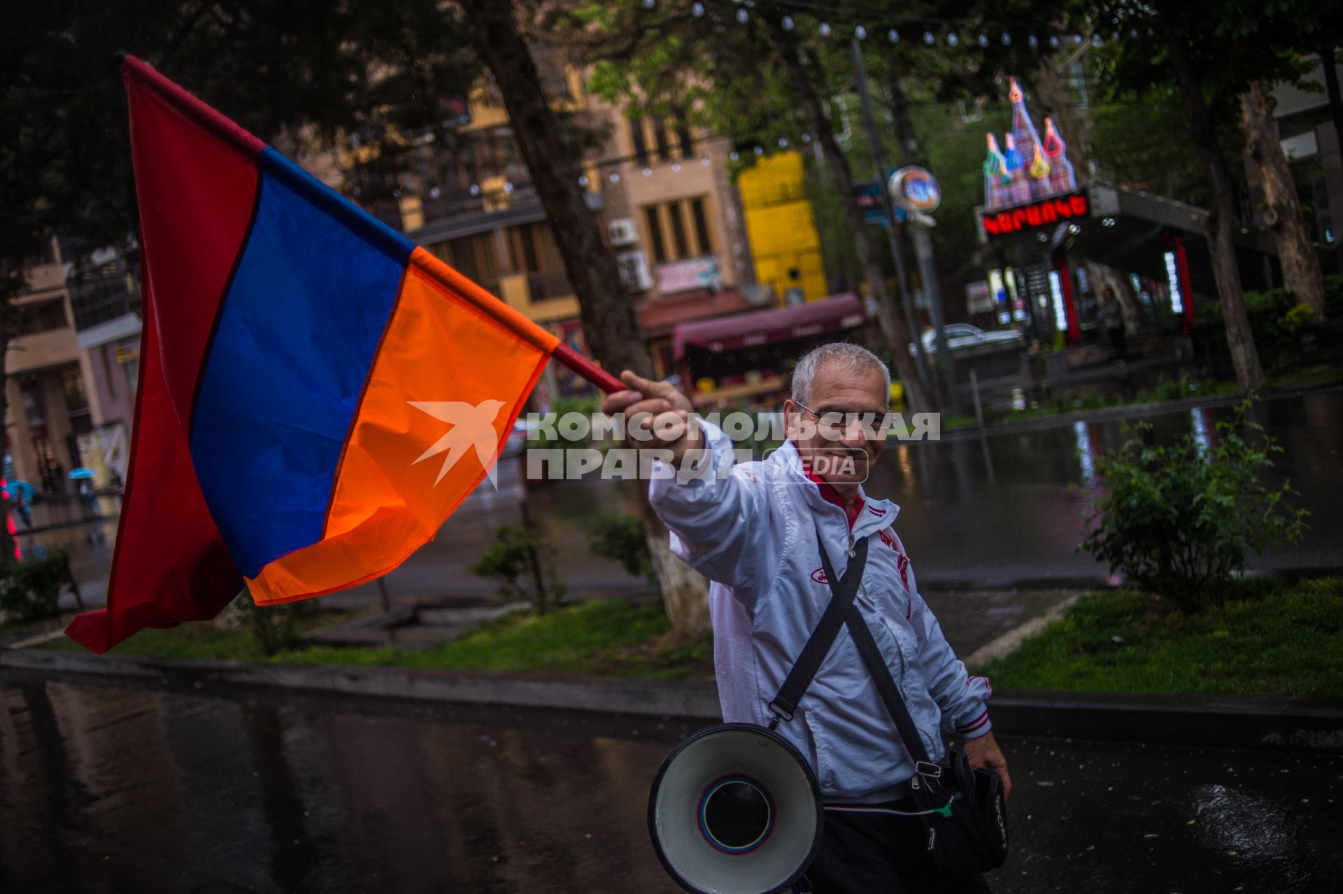 Ереван. Мужчина с флагом Армении на улице.