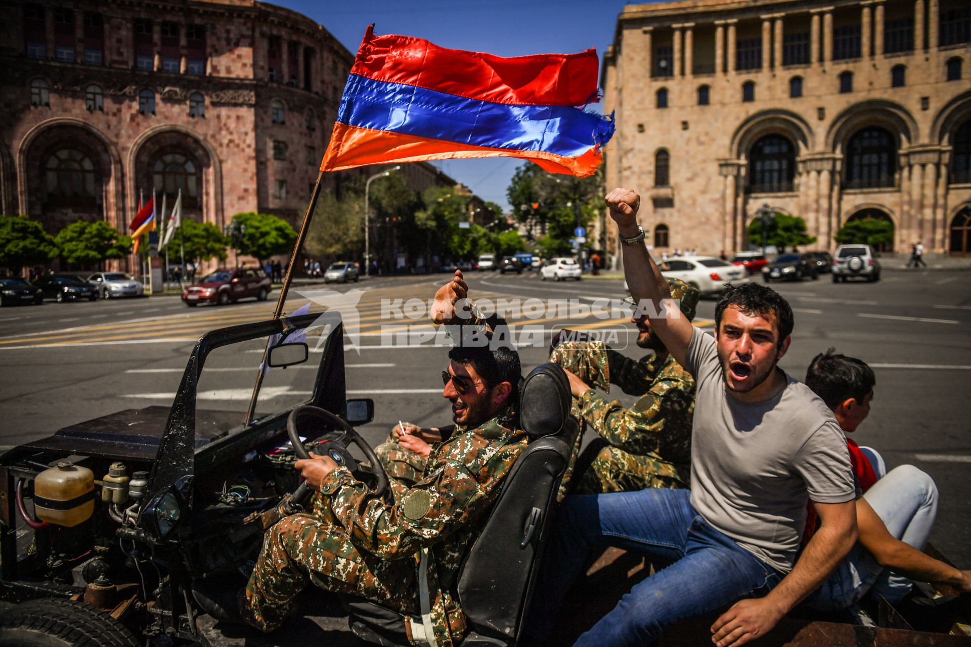 Ереван. Участники массовой акции в поддержку главы оппозиционной парламентской фракции  Никола Пашиняна.