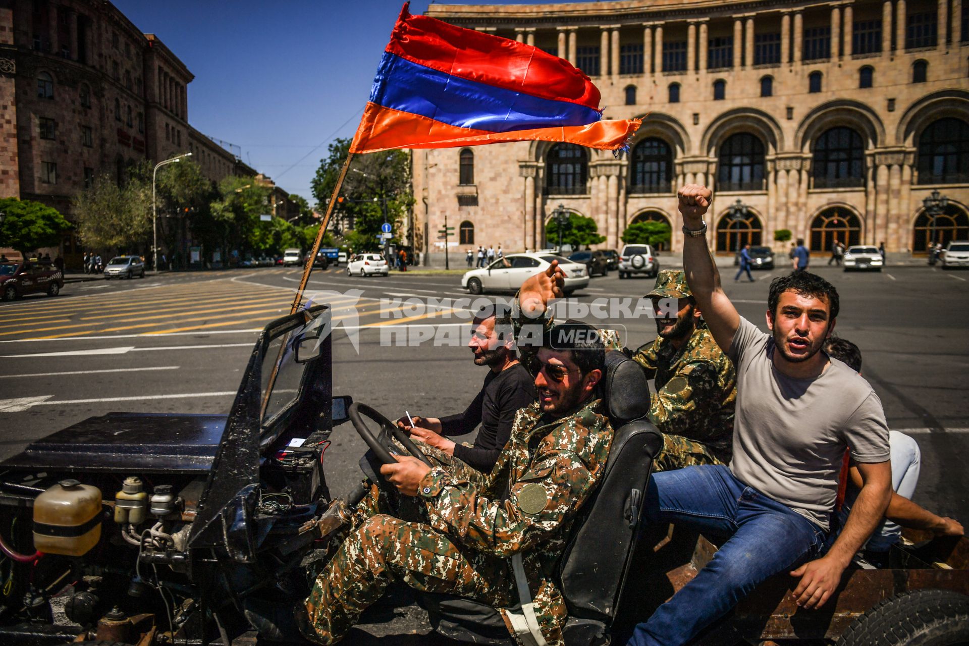 Ереван. Участники массовой акции в поддержку главы оппозиционной парламентской фракции  Никола Пашиняна.