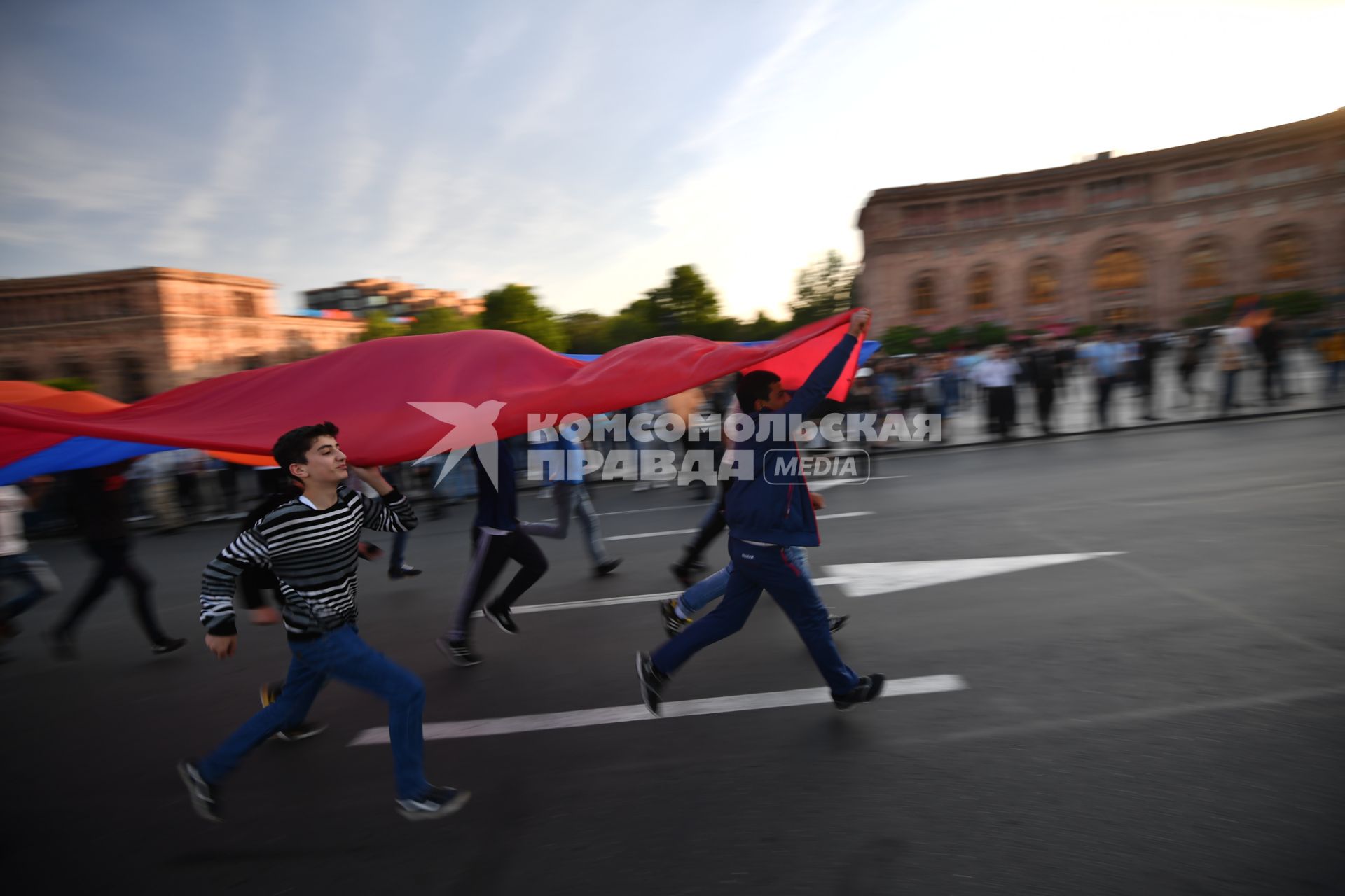 Ереван. Участники массовой акции в поддержку главы оппозиционной парламентской фракции  Никола Пашиняна на площади Республики.