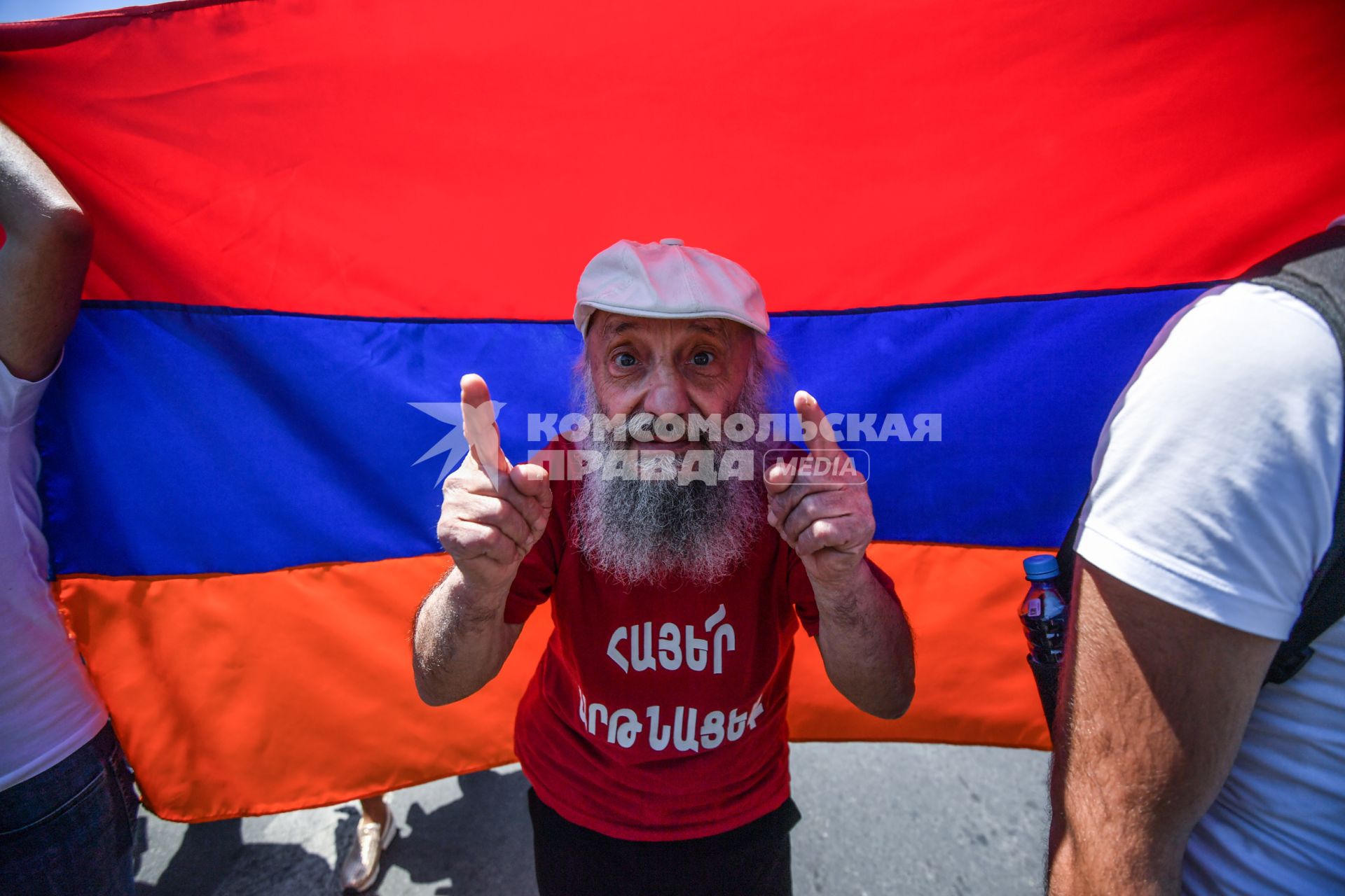 Ереван. Участник  массовой акции в поддержку главы оппозиционной парламентской фракции  Никола Пашиняна.