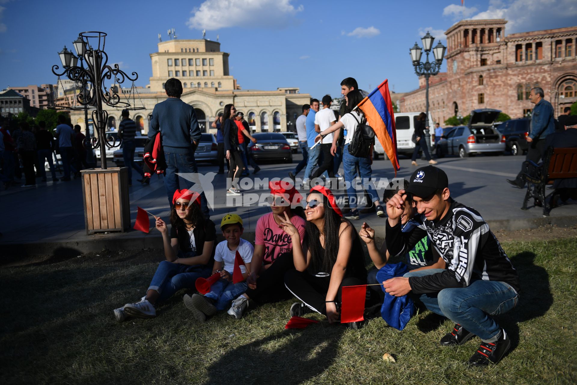 Ереван. Участники массовой акции в поддержку главы оппозиционной парламентской фракции   Никола Пашиняна  на площади Республики.