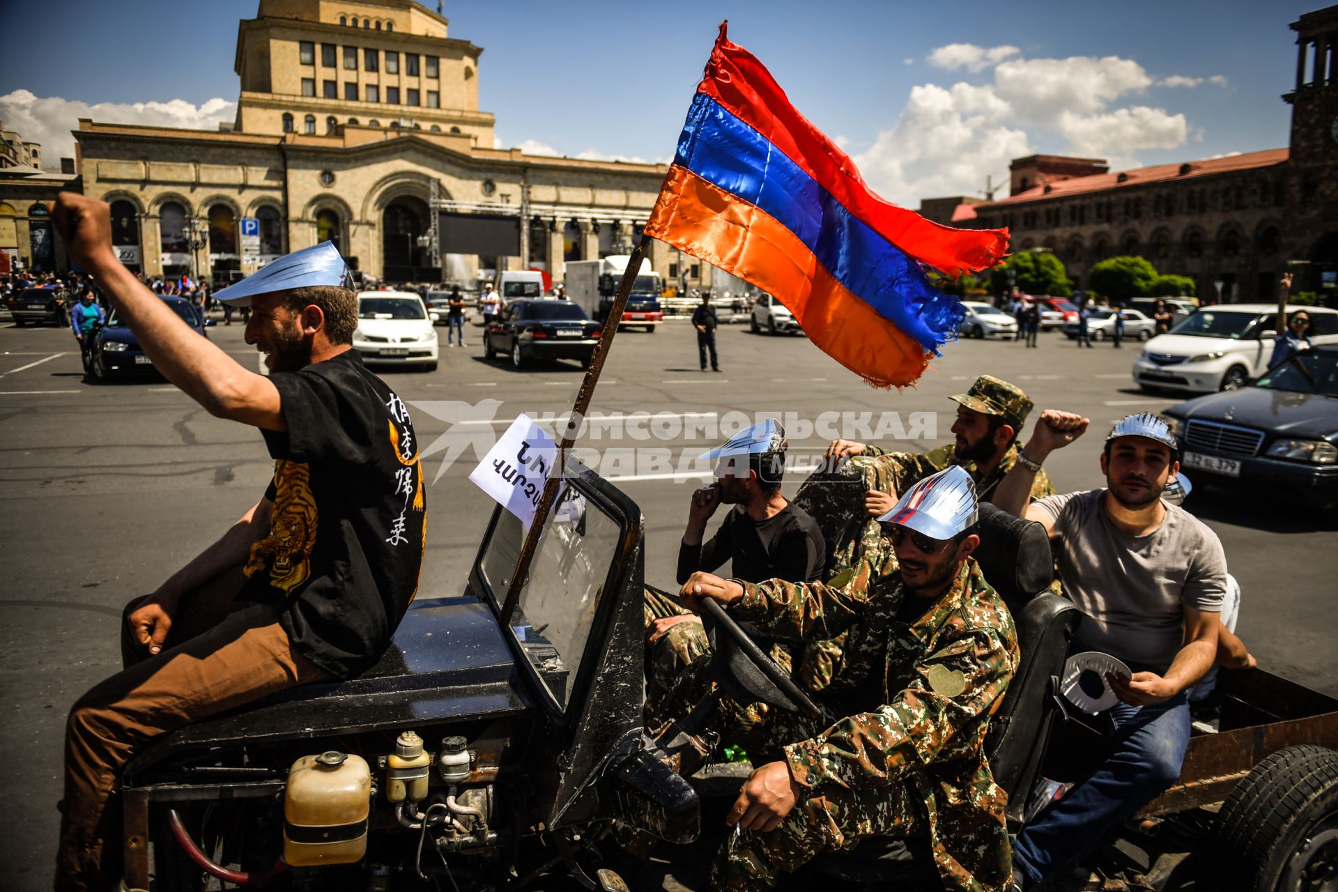 Ереван. Участники массовой акции в поддержку главы оппозиционной парламентской фракции  Никола Пашиняна.