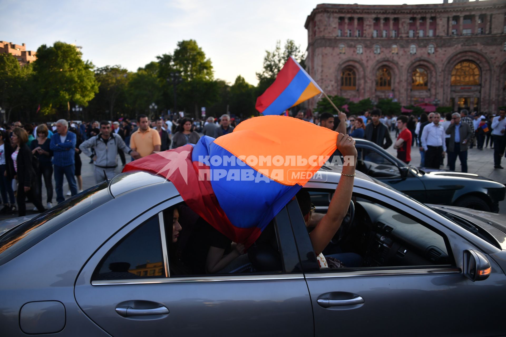 Ереван. Участники массовой акции в поддержку главы оппозиционной парламентской фракции  Никола Пашиняна.