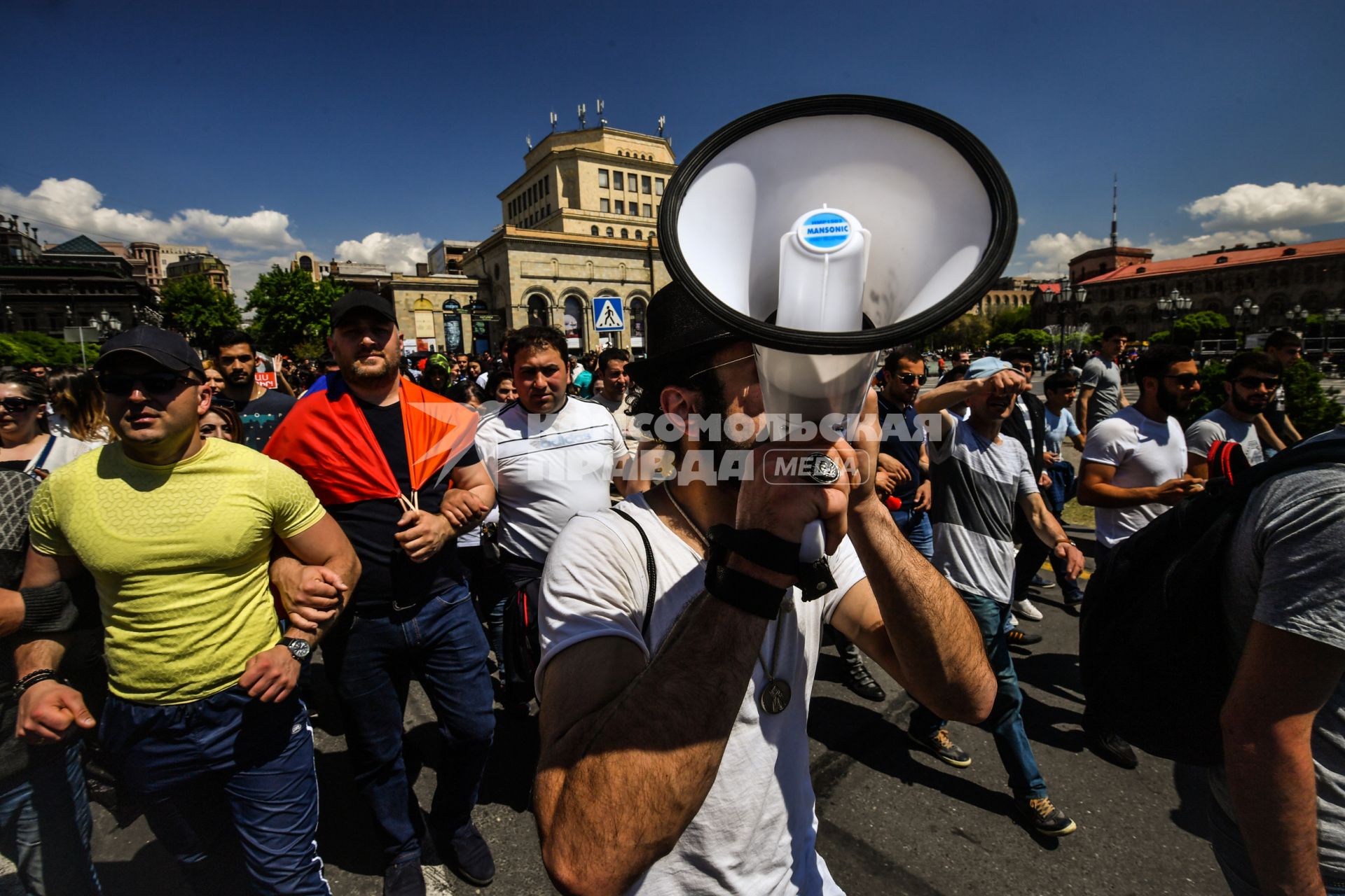 Ереван. Участники массовой акции в поддержку главы оппозиционной парламентской фракции Никола Пашиняна на площади Республики.