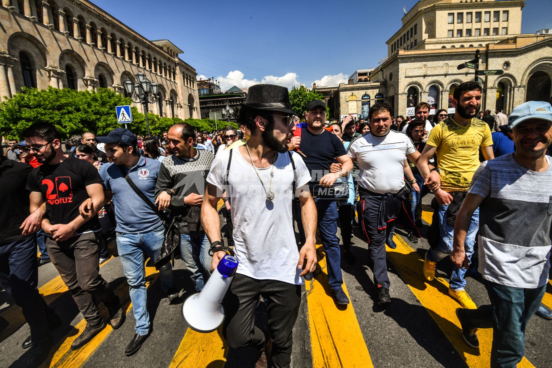 Ереван. Участники массовой акции в поддержку главы оппозиционной парламентской фракции Никола Пашиняна на площади Республики.