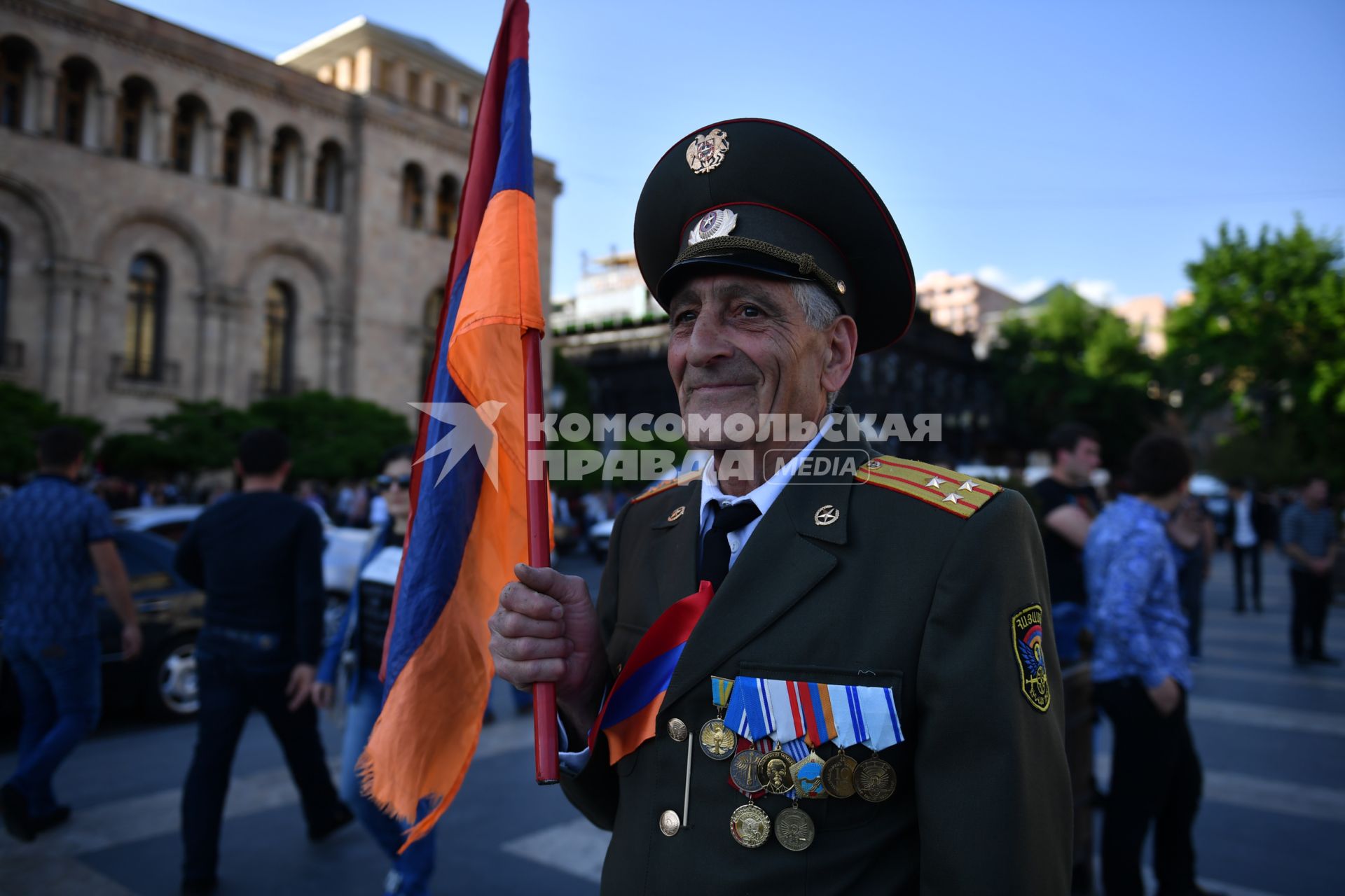 Ереван. Участник массовой акции в поддержку главы оппозиционной парламентской фракции  Никола Пашиняна.