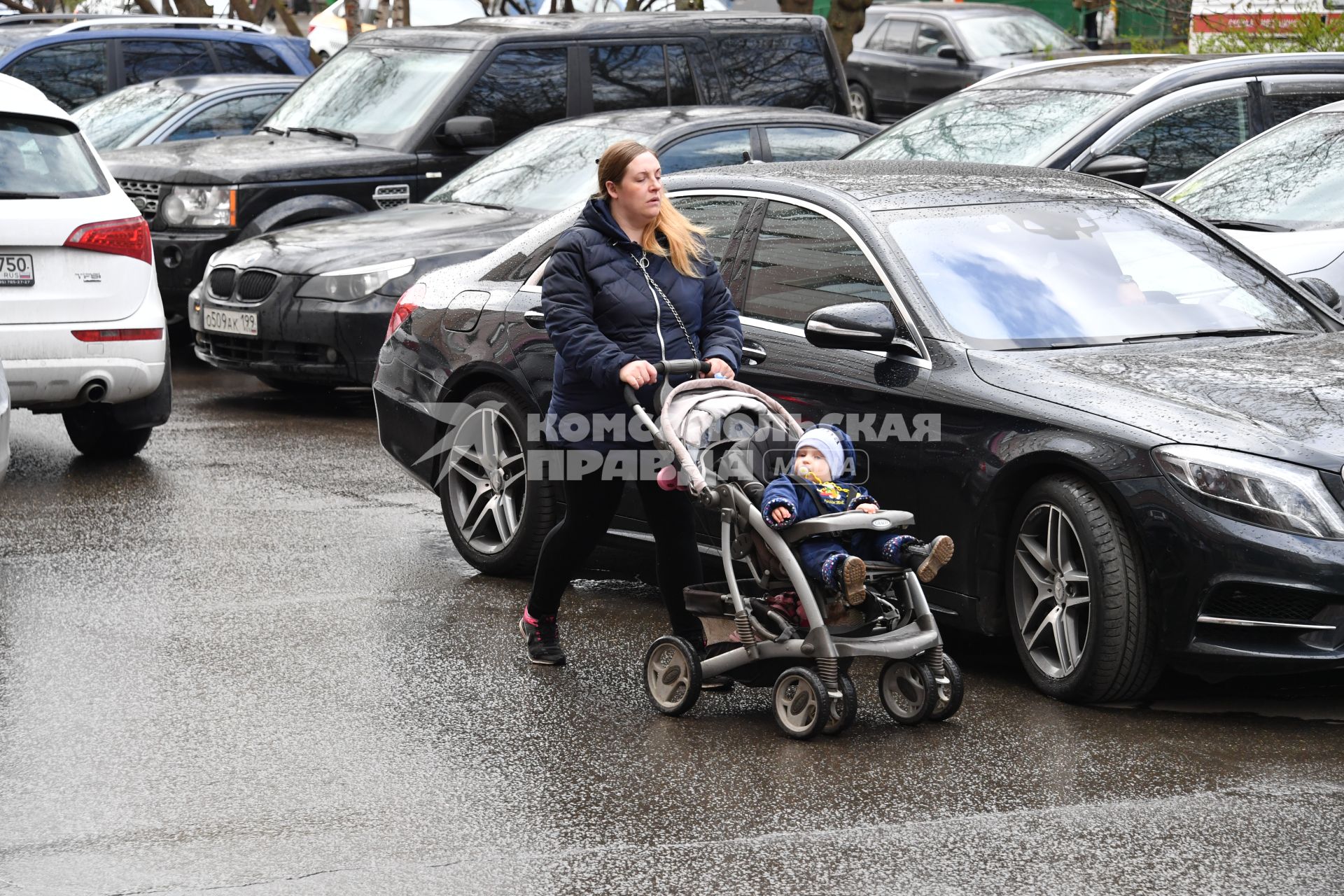 Москва.  Женщина с ребенком на одной из улиц города.