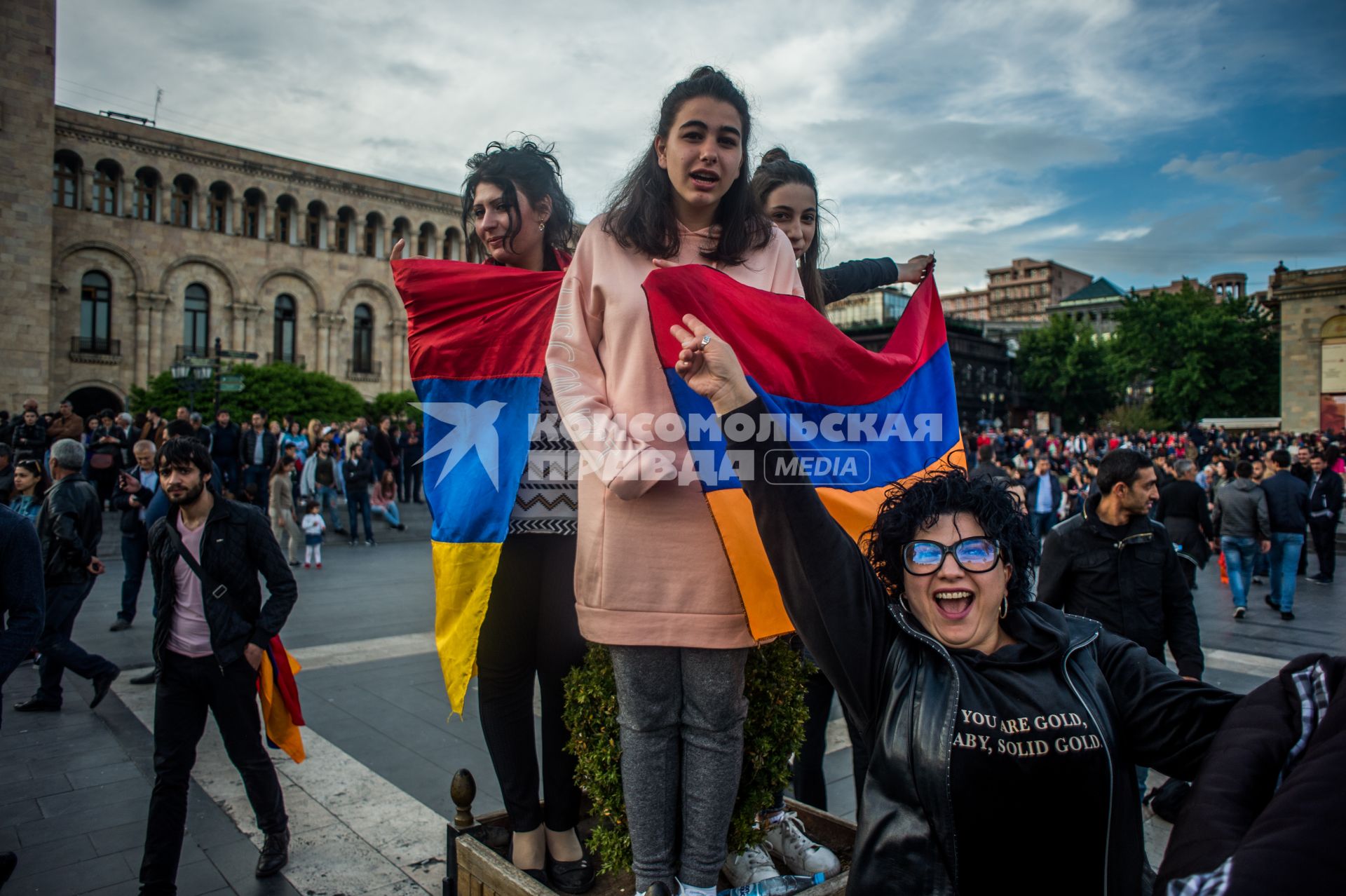 Ереван. Девушки во время  акции в поддержку главы оппозиционной парламентской фракции Никола Пашиняна.