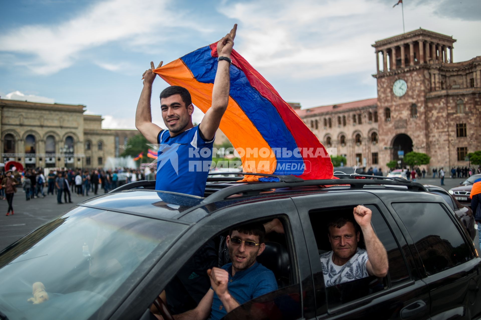 Ереван. Участники массовой акции в поддержку главы оппозиционной парламентской фракции Никола Пашиняна на площади Республики.