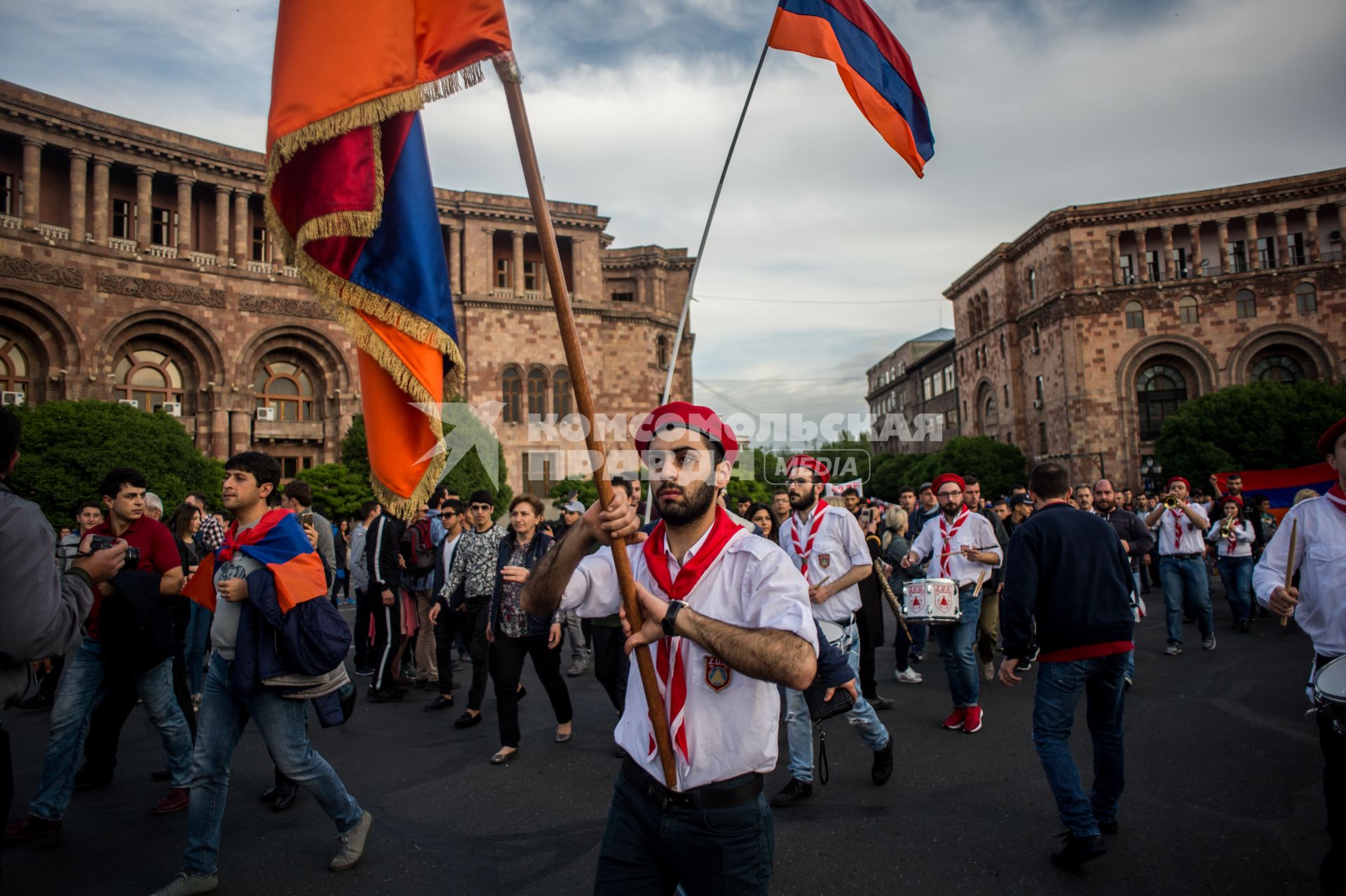 Ереван. Митингующие во время  акции в поддержку главы оппозиционной парламентской фракции Никола Пашиняна.