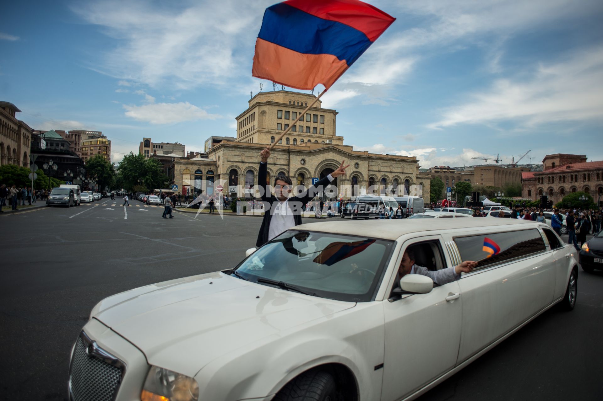 Ереван. Участники массовой акции в поддержку главы оппозиционной парламентской фракции Никола Пашиняна на площади Республики.