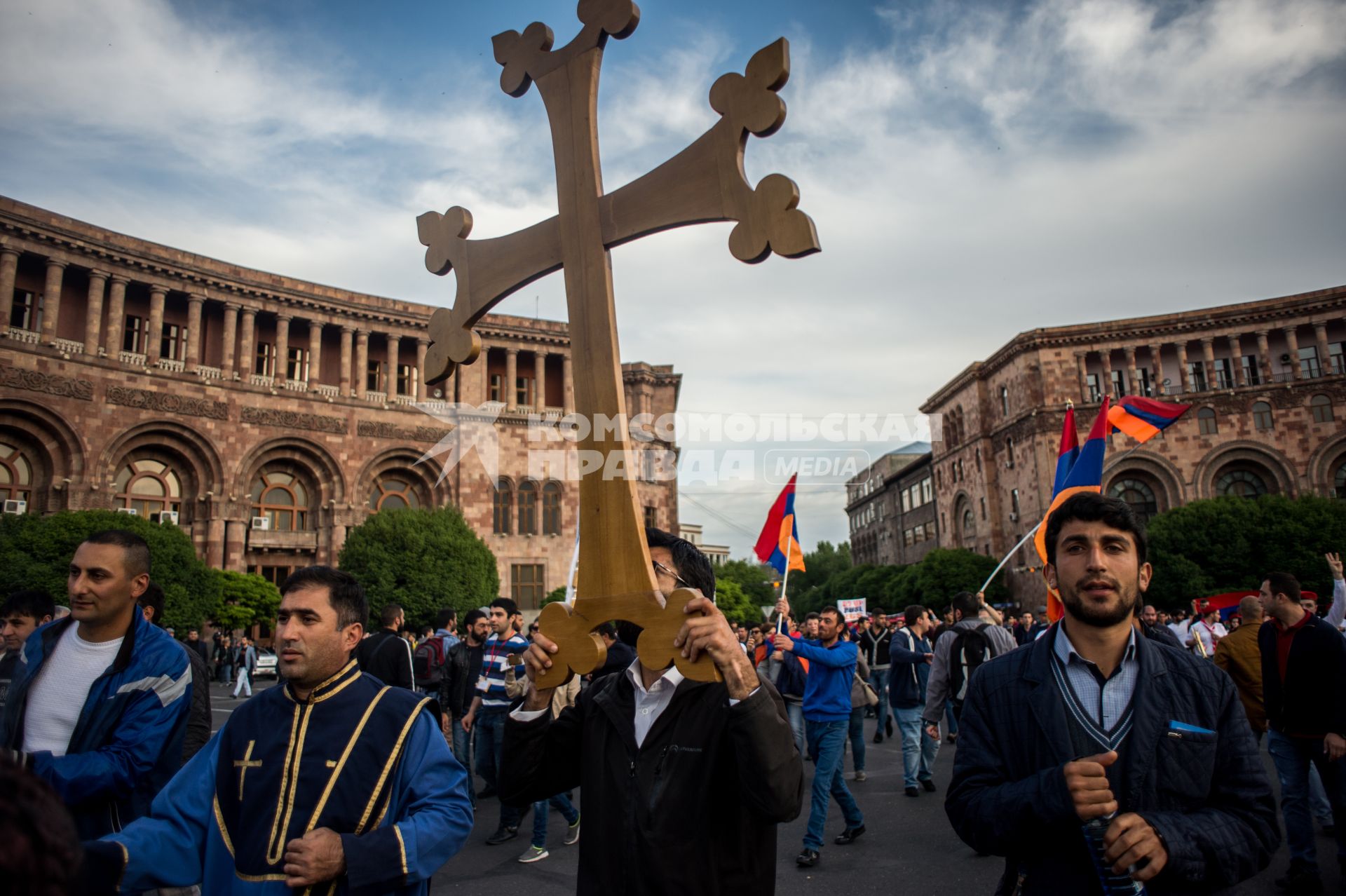 Ереван. Митингующие во время  акции в поддержку главы оппозиционной парламентской фракции Никола Пашиняна.